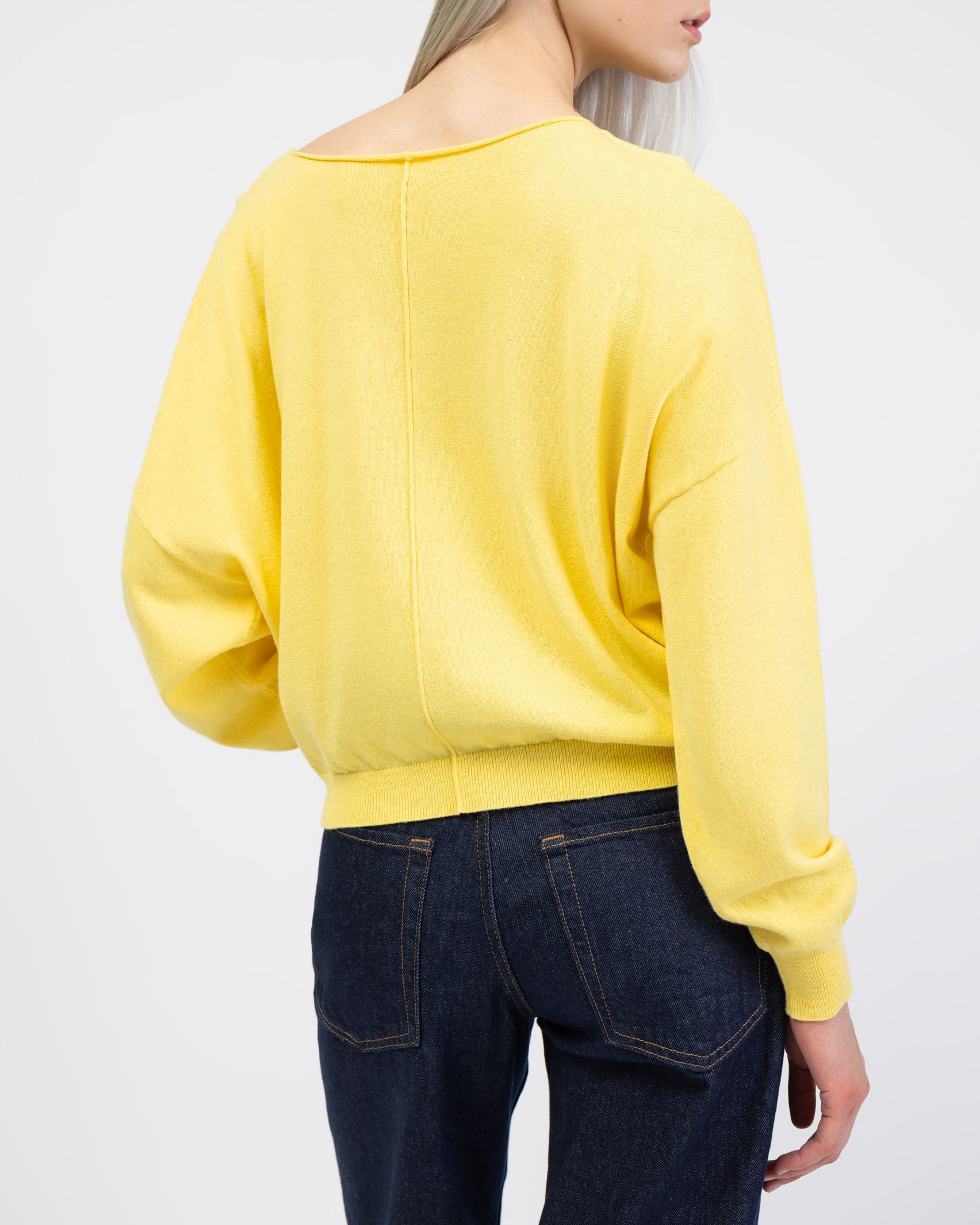 Pullover mit weitem U-Boot-Ausschnitt von hinten