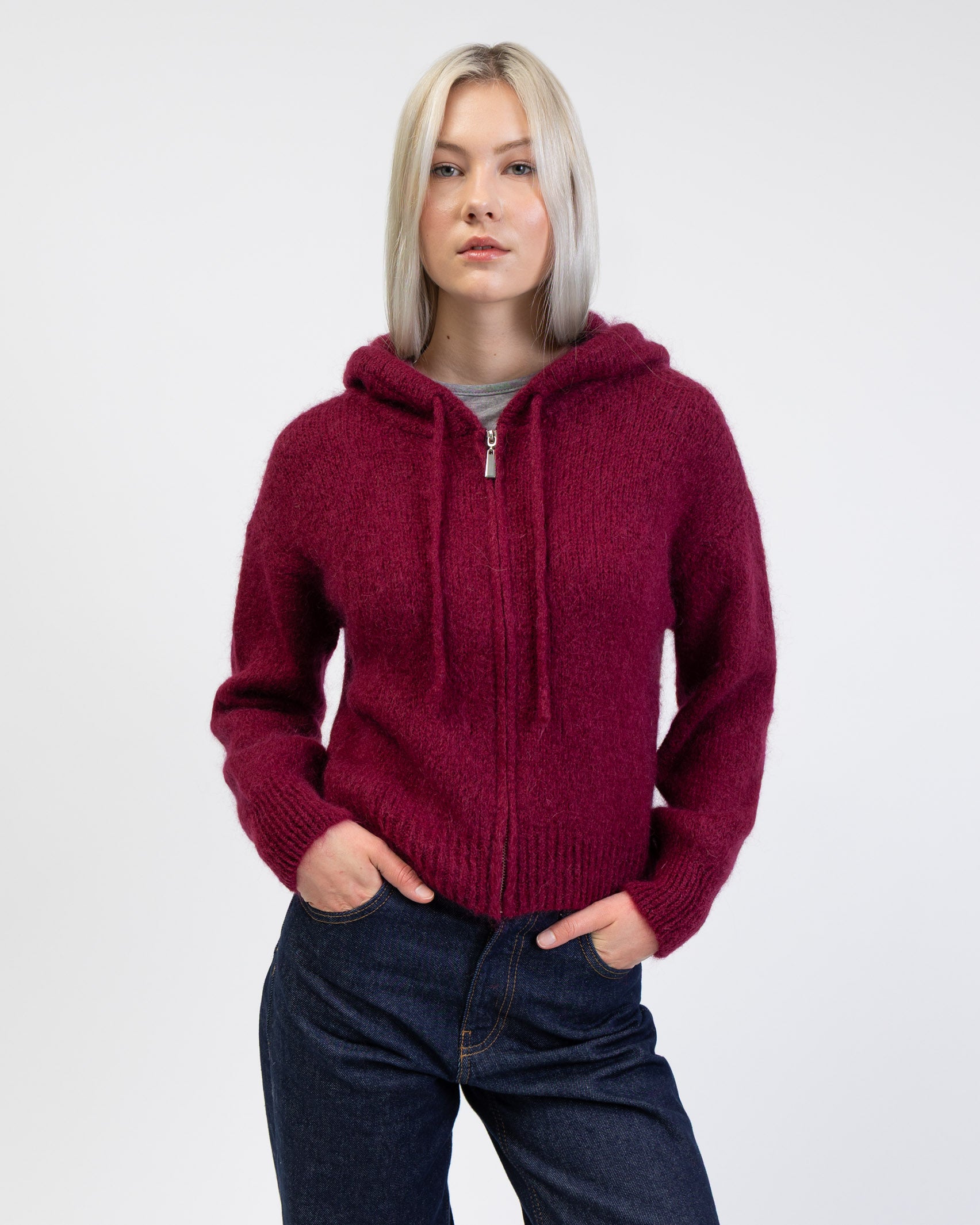 Strickjacke mit Reißverschluss und Kapuze von vorne
