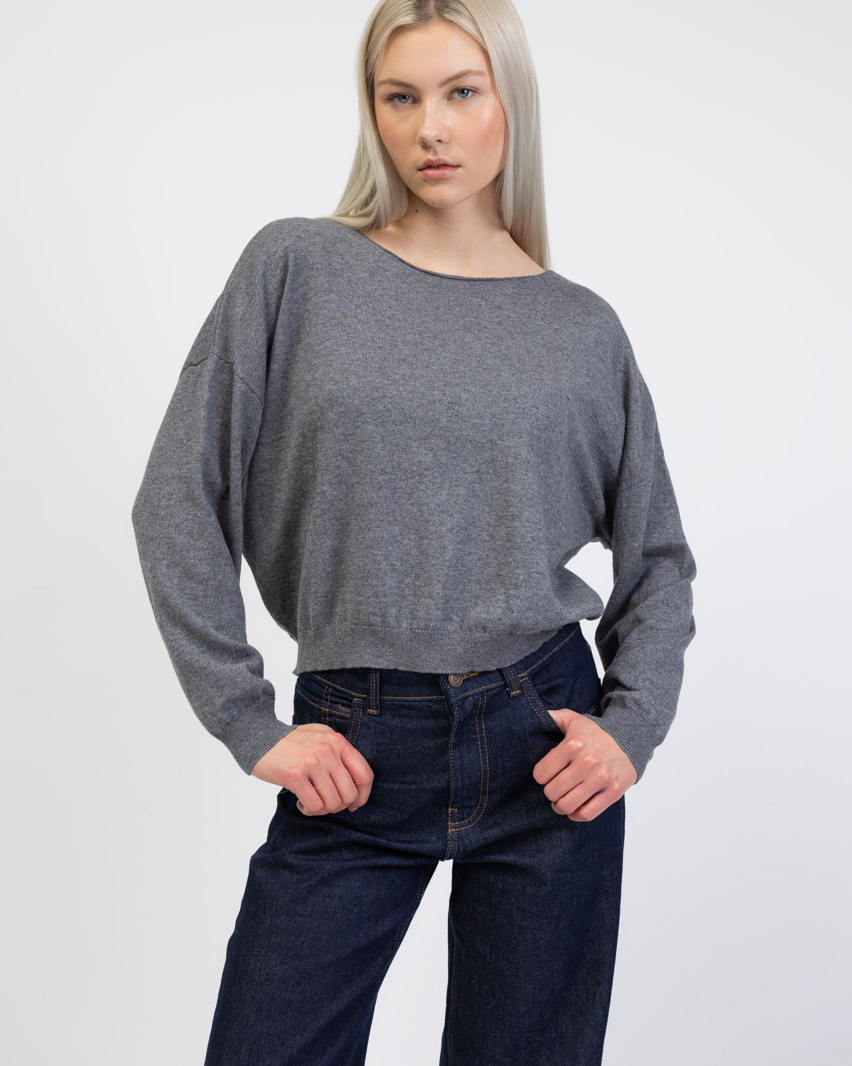 Pullover mit weitem U-Boot-Ausschnitt von vorne