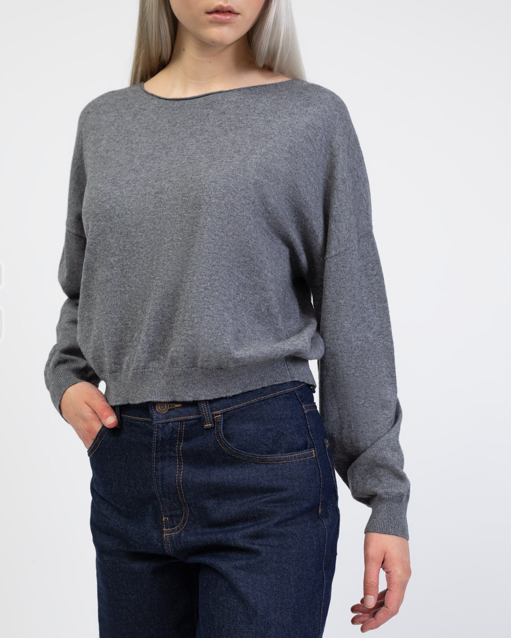 Pullover mit weitem U-Boot-Ausschnitt im Detail