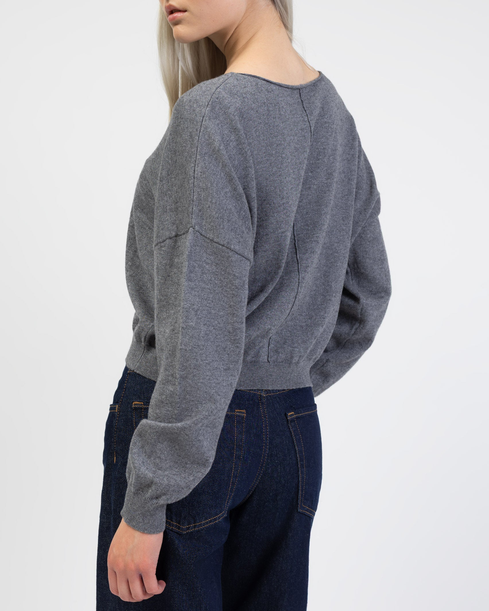 Pullover mit weitem U-Boot-Ausschnitt im Detail