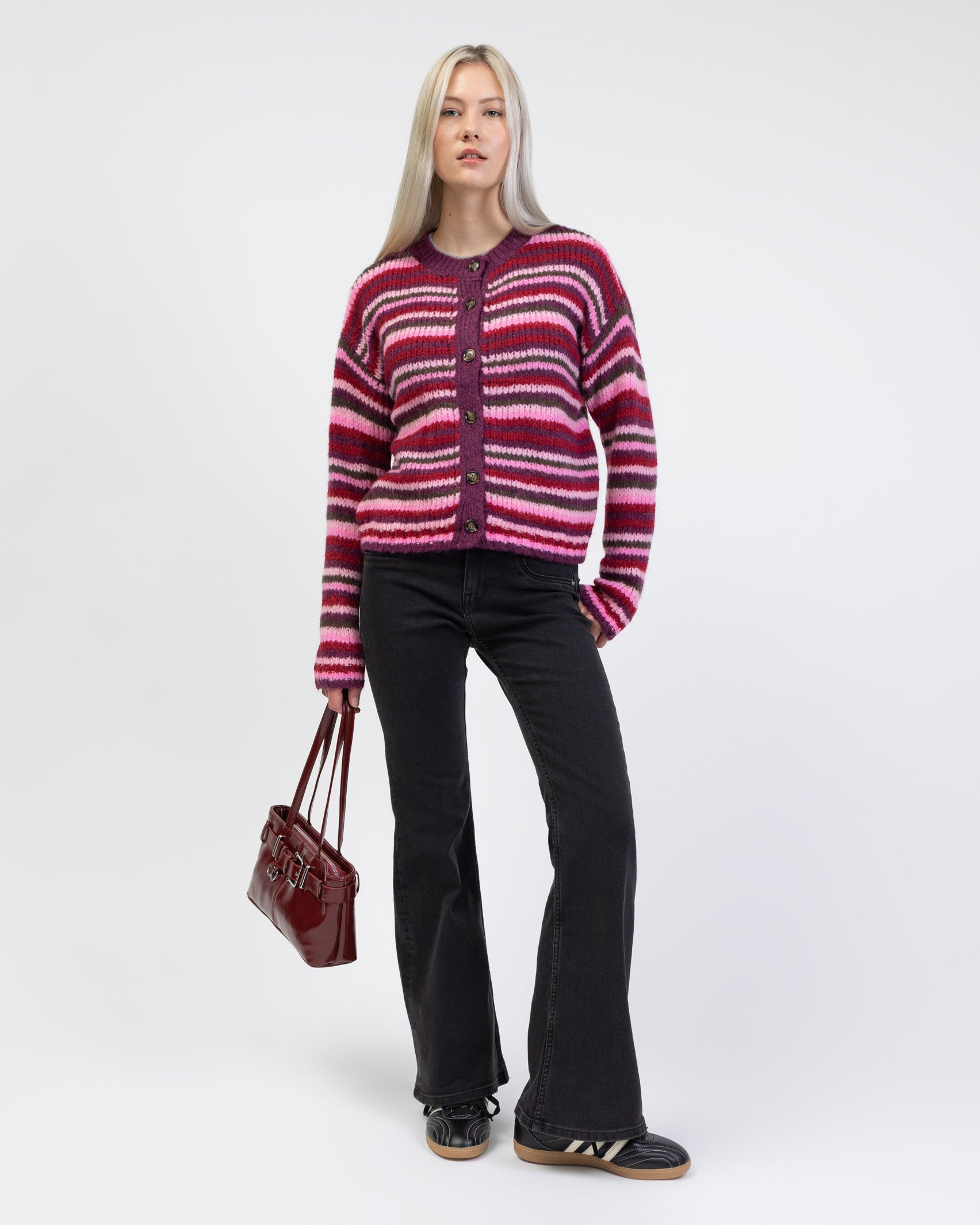 Bunt gestreifte Strickjacke von vorne