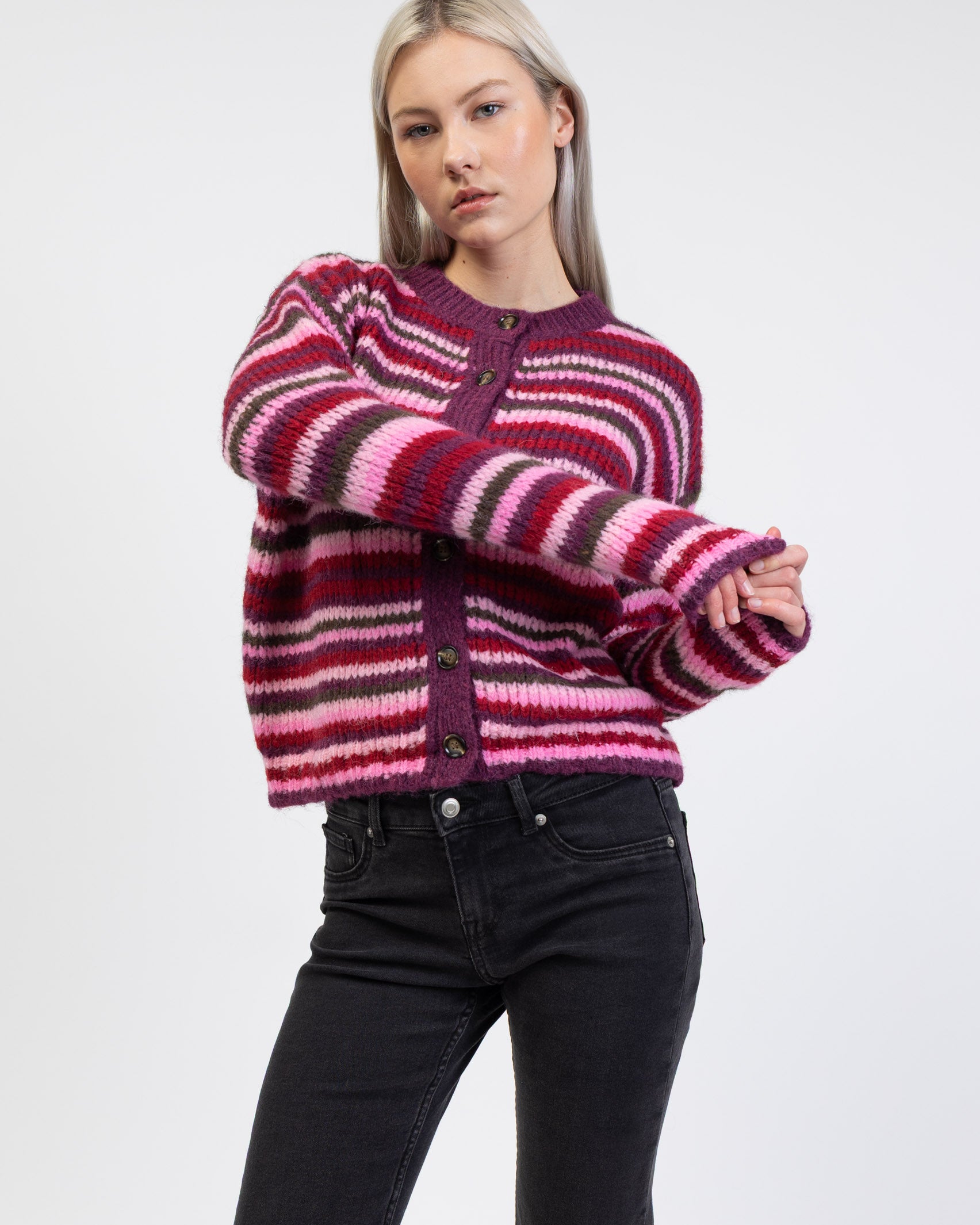 Bunt gestreifte Strickjacke im Detail