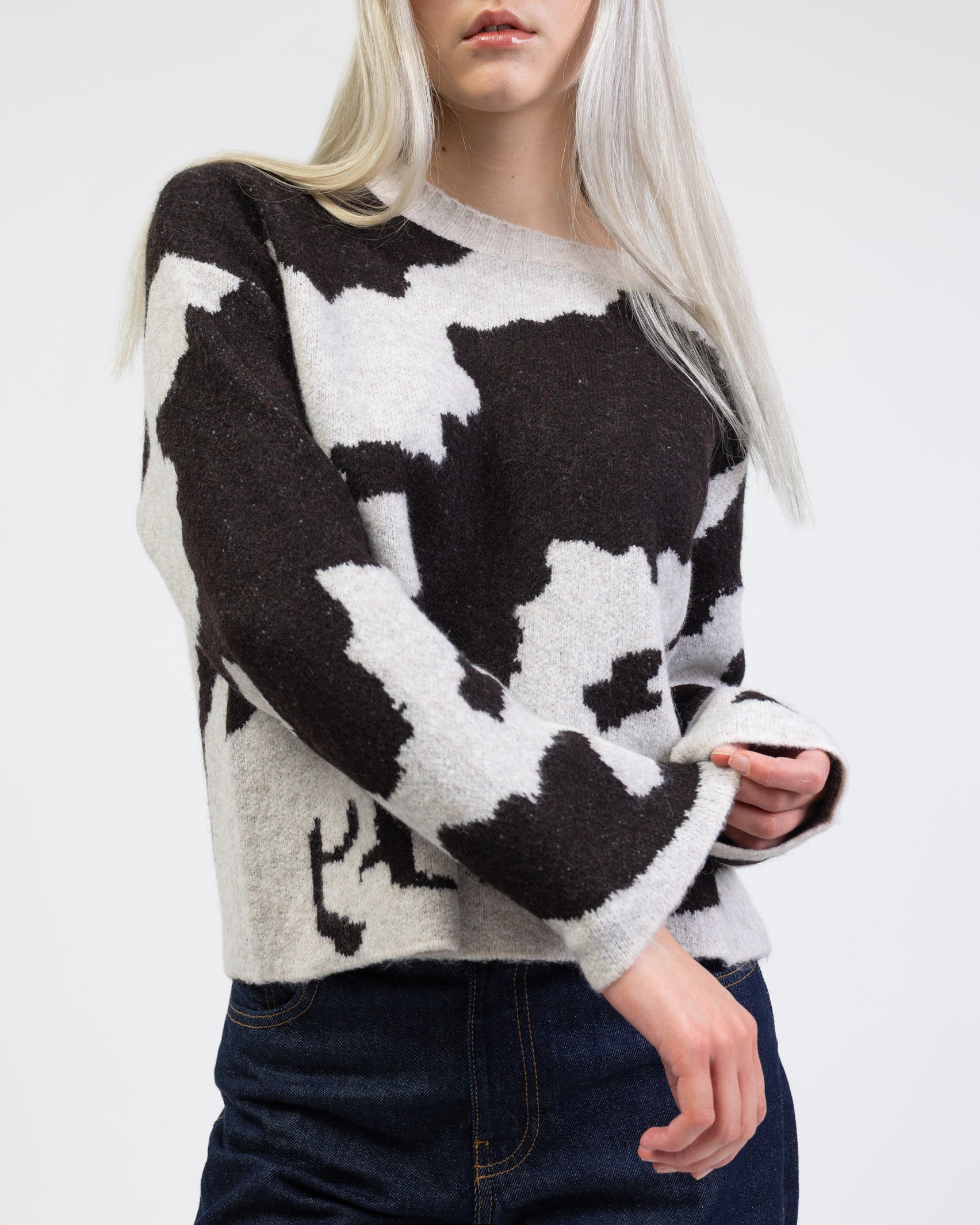 Pullover mit Cow-Print im Detail