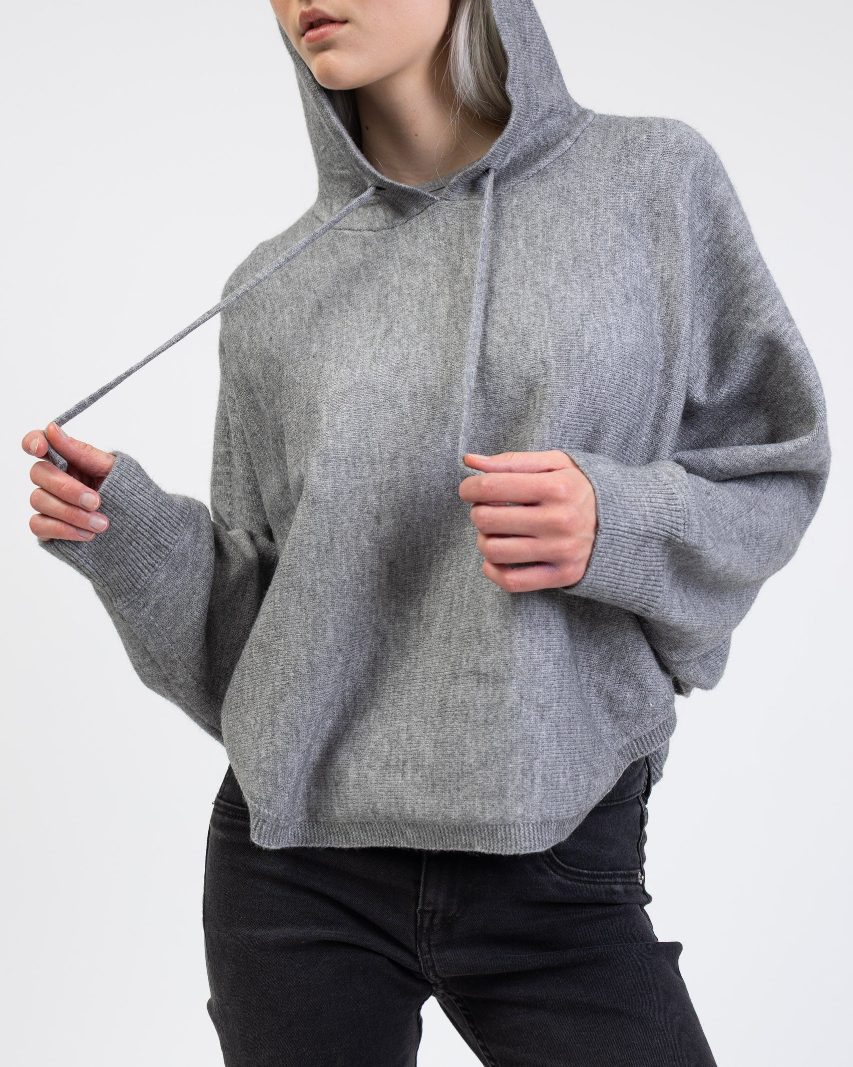 Pullover Poncho mit Kapuze im Detail