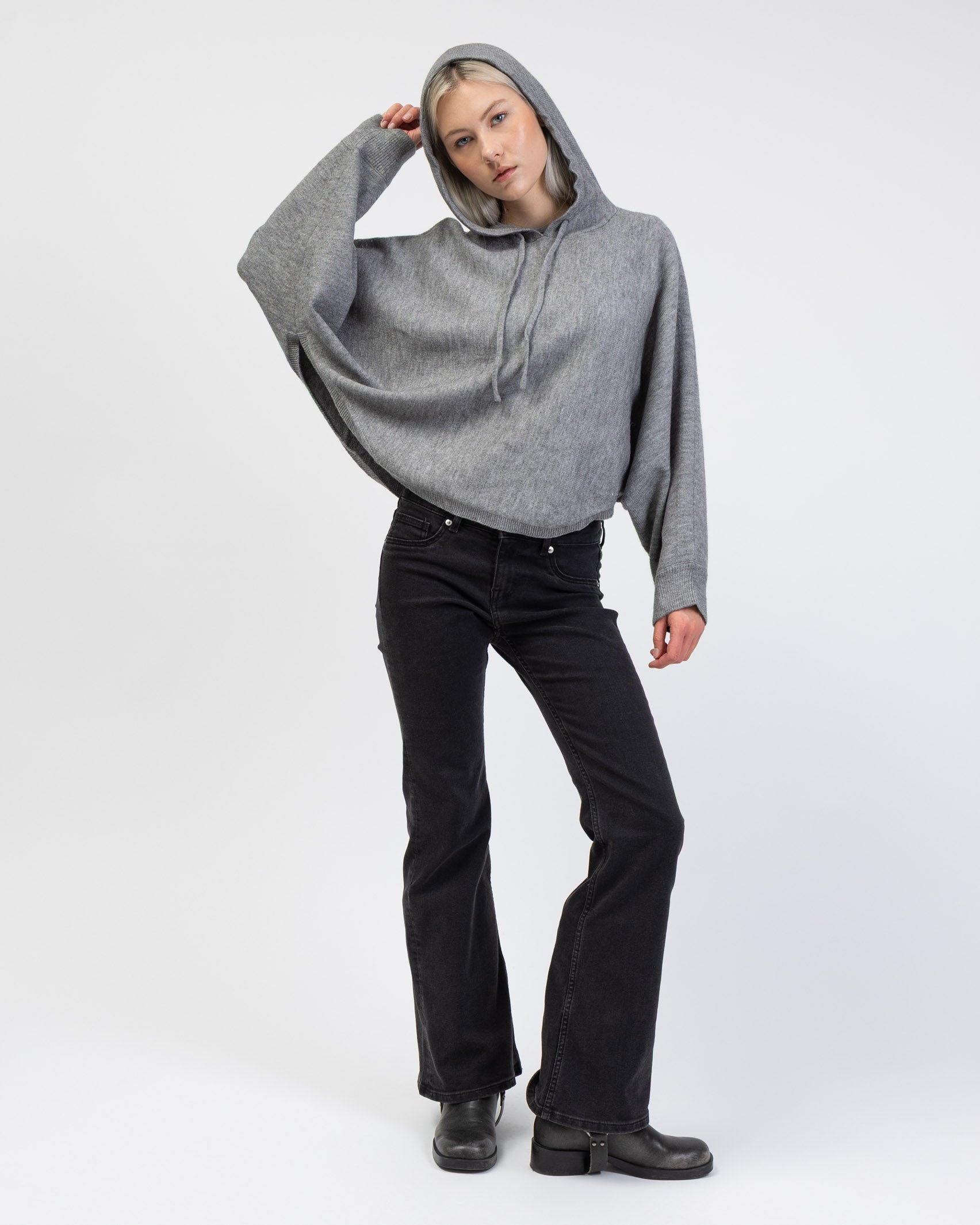 Pullover Poncho mit Kapuze kombiniert mit Jeans