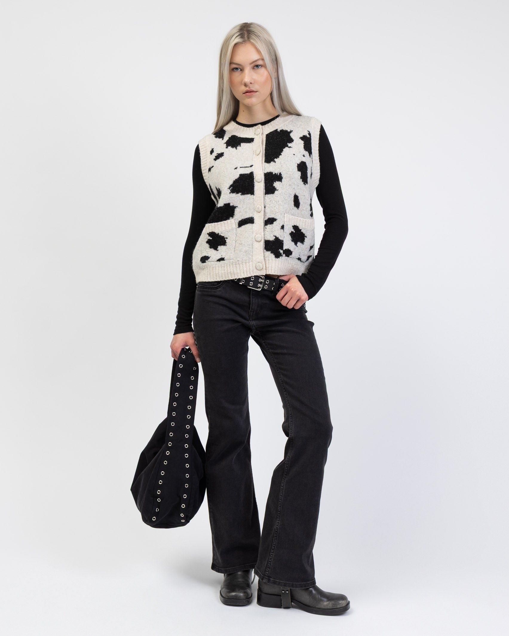 Weste mit Cow-Print kombiinert mit Jeans