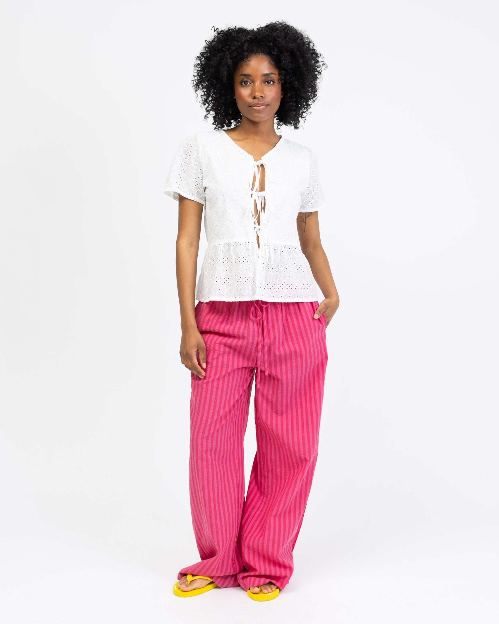 Sommerliche Bluse mit Stickmuster