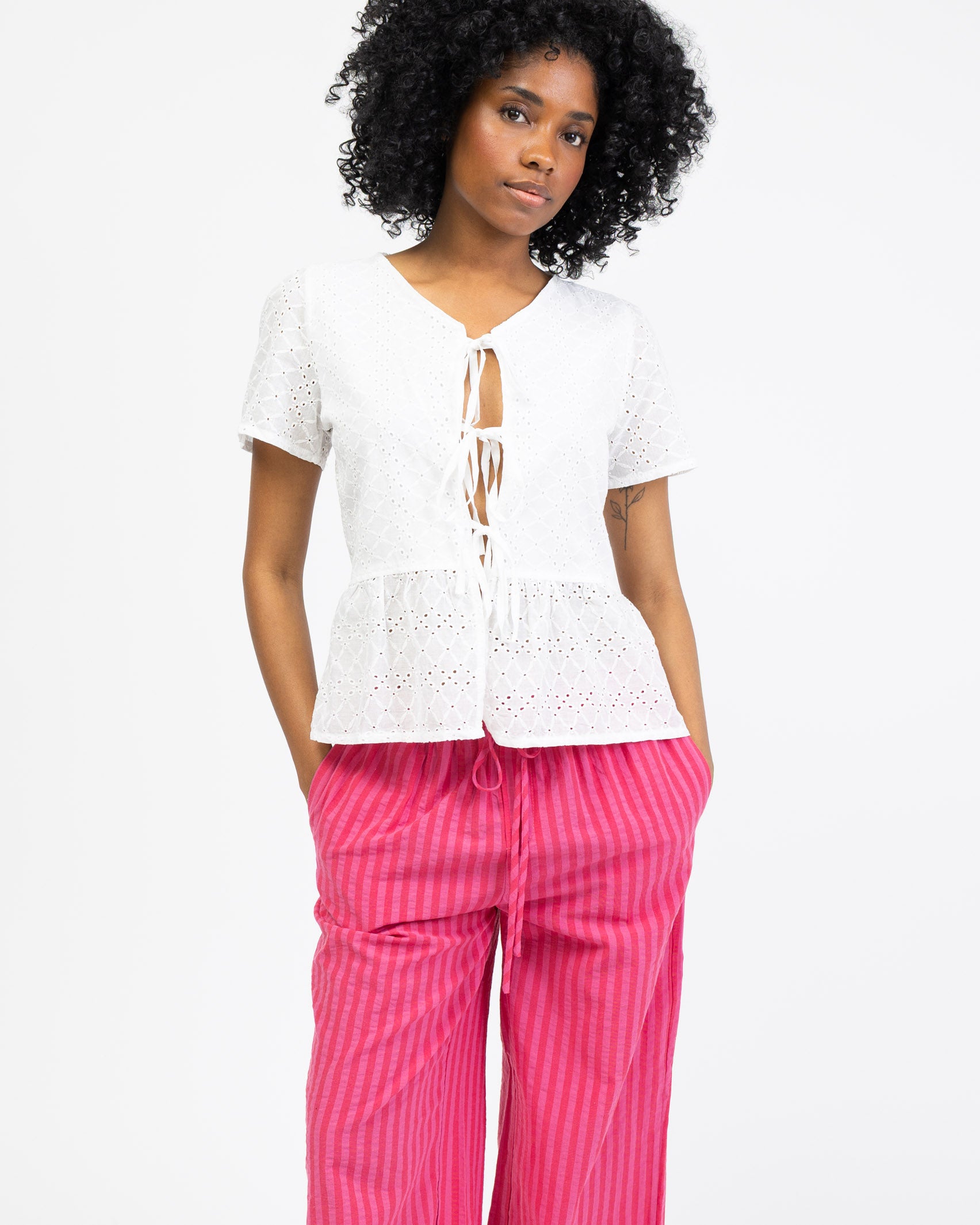 Sommerliche Bluse mit Stickmuster