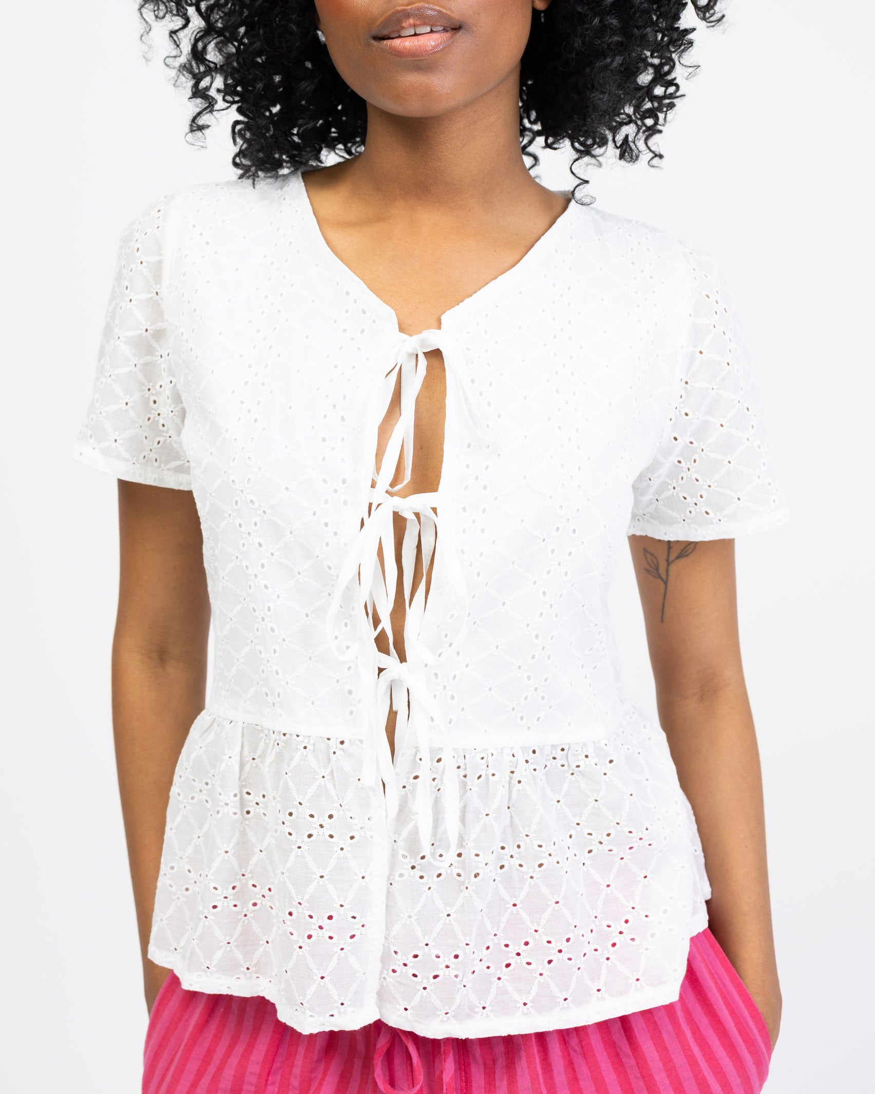 Sommerliche Bluse mit Stickmuster