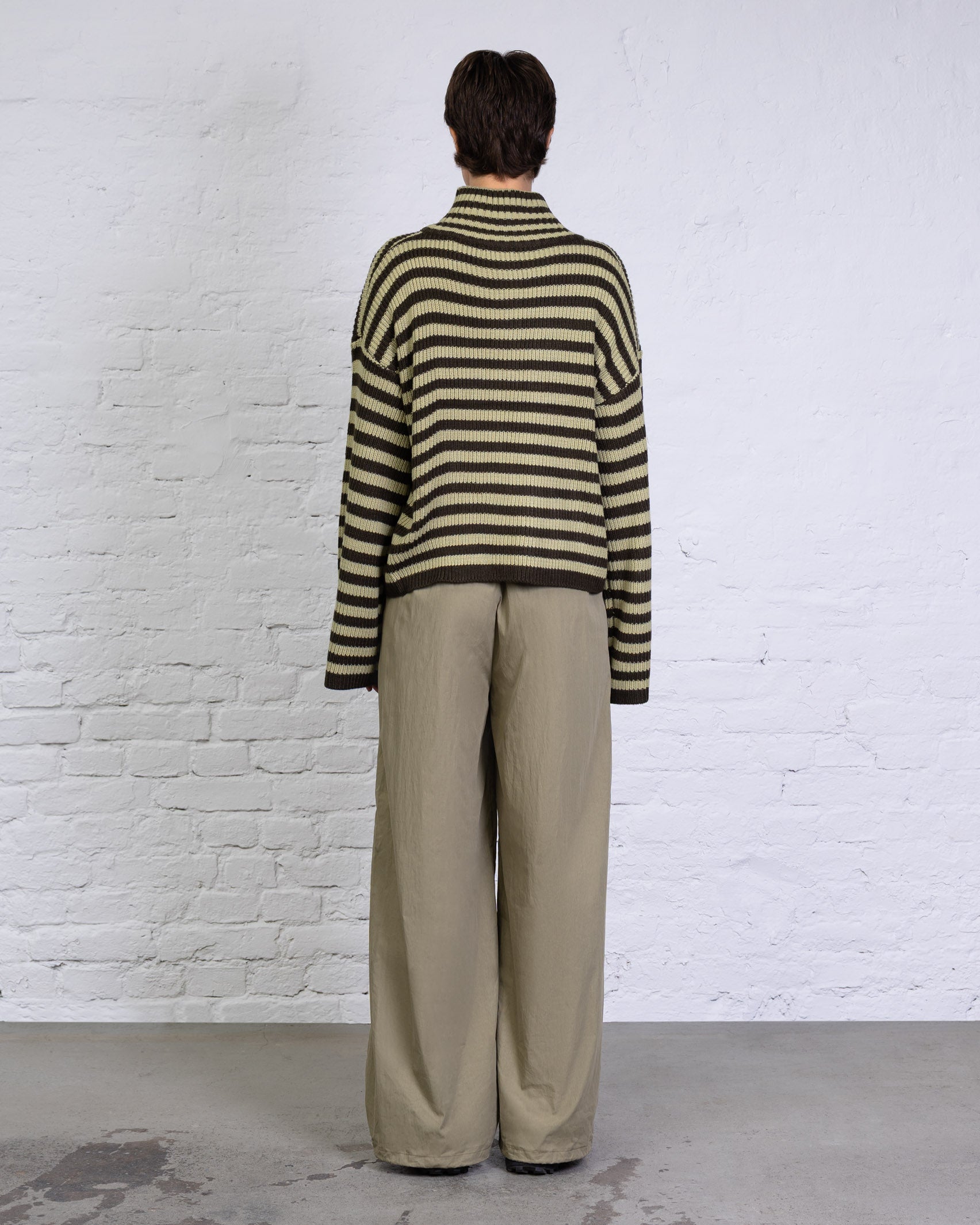 Gestreifte Strickjacke mit weiten Ärmeln