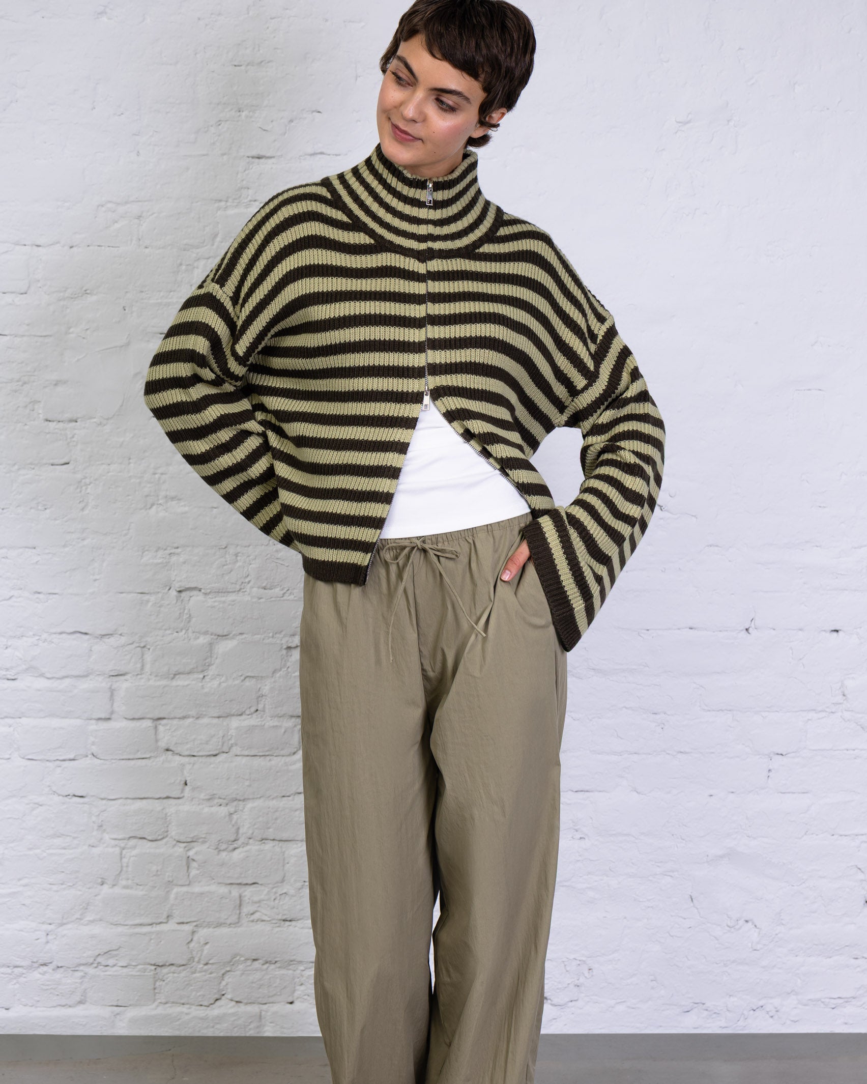 Gestreifte Strickjacke mit weiten Ärmeln