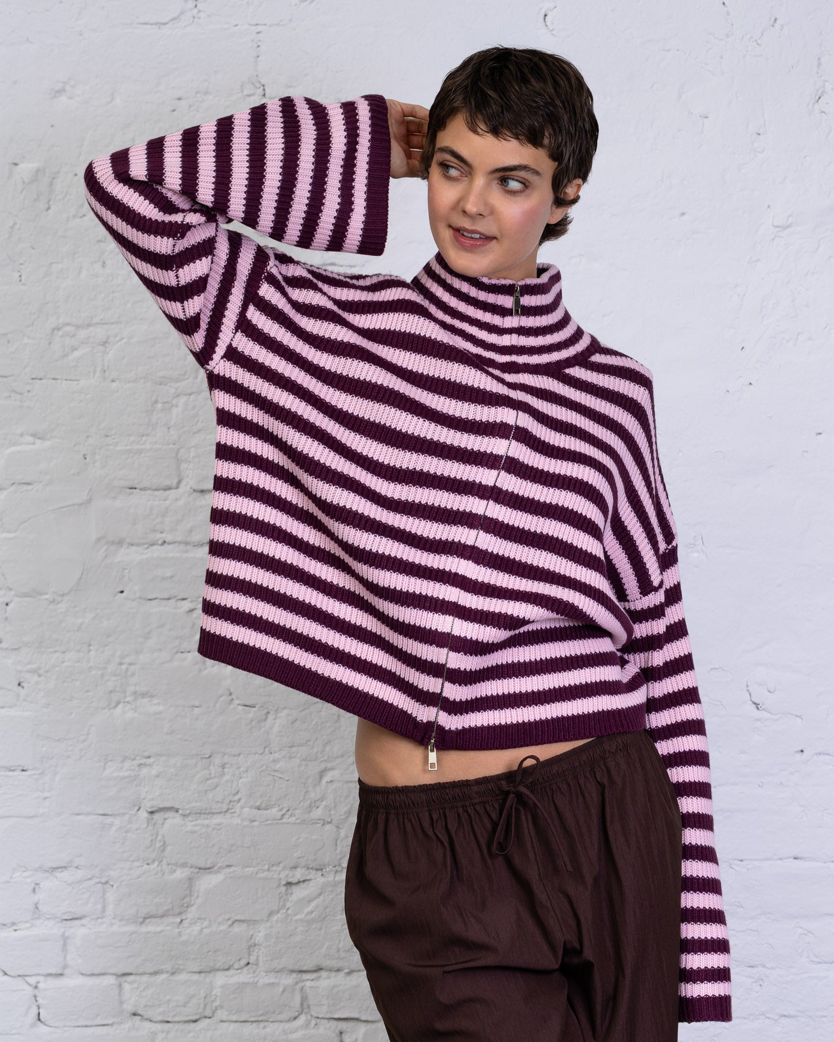 Gestreifte Strickjacke mit weiten Ärmeln