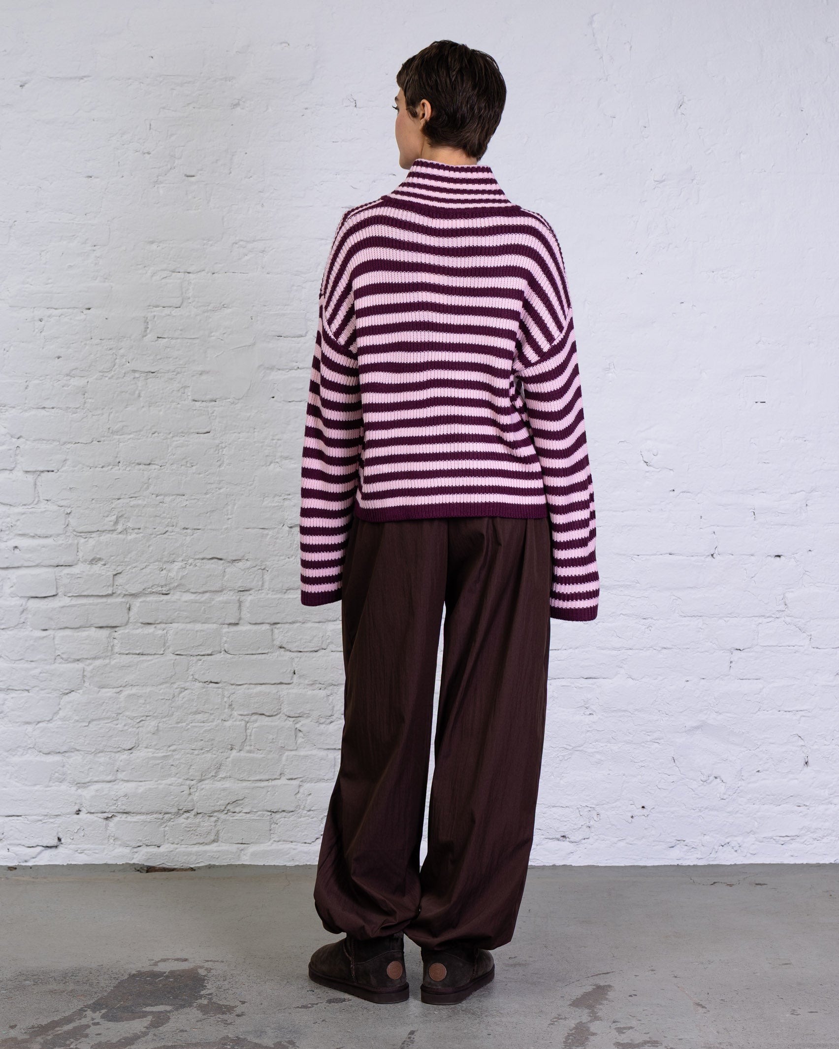 Gestreifte Strickjacke mit weiten Ärmeln