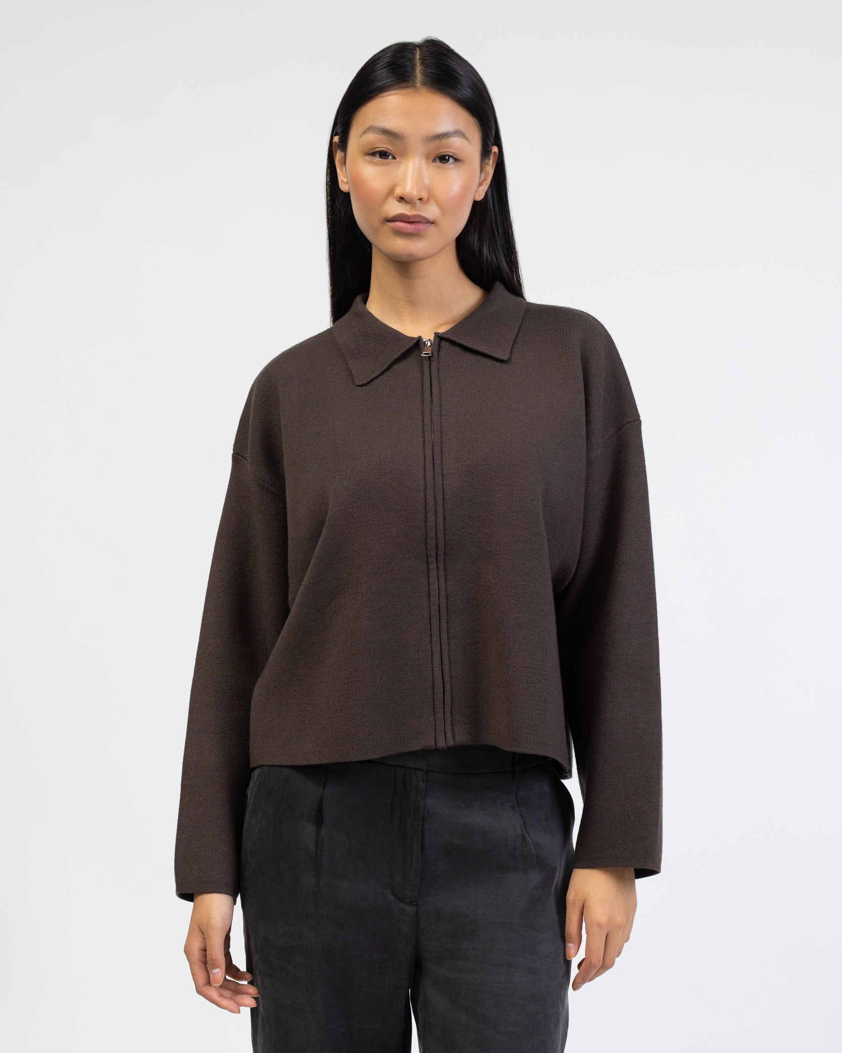 Kastige Strickjacke mit Reißverschluss von vorne