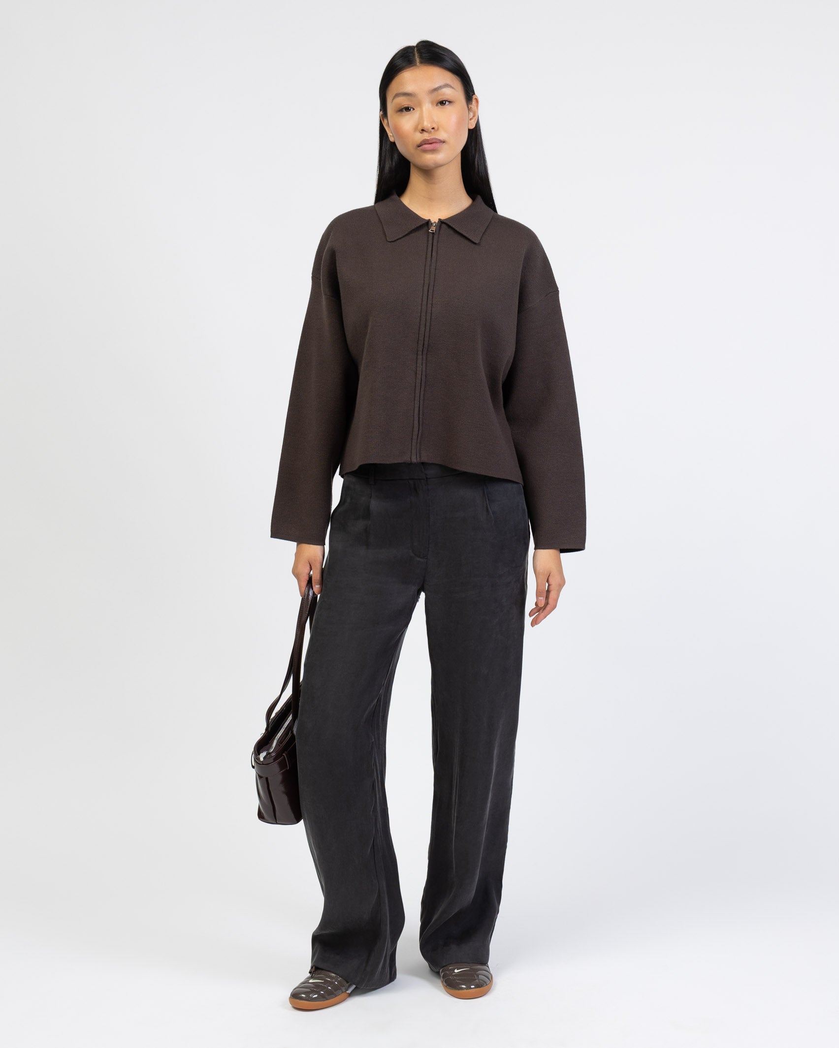 Kastige Strickjacke mit Reißverschluss mit grauer Hose kombiniert