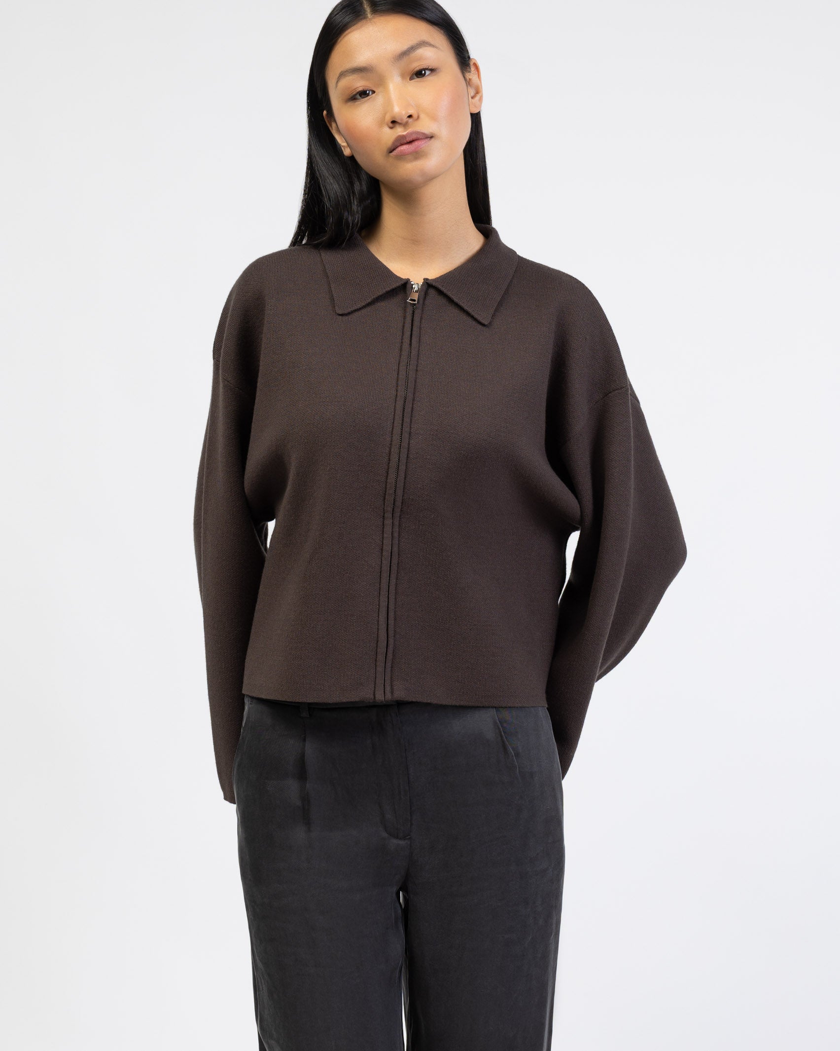 Kastige Strickjacke mit Reißverschluss von vorne