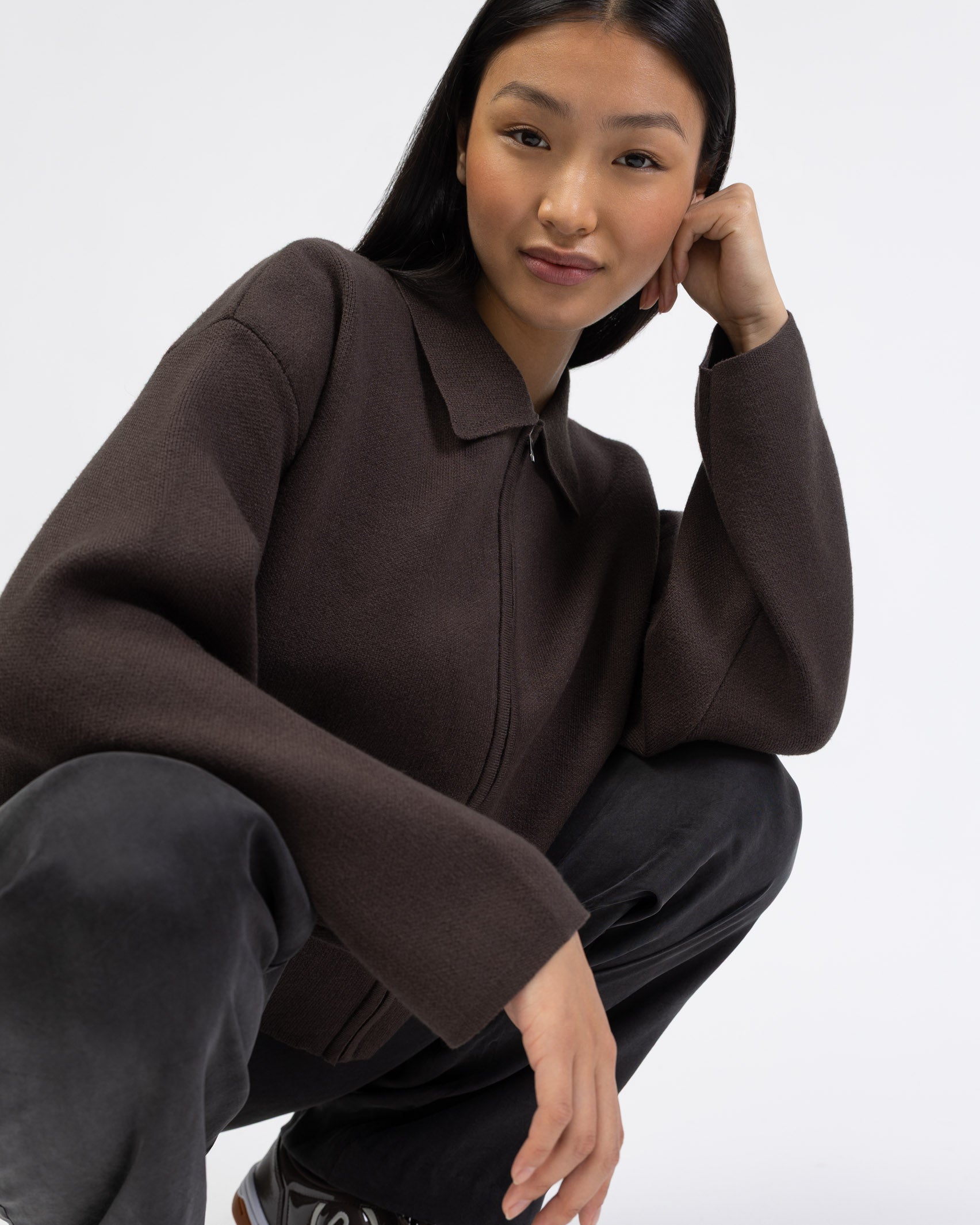 Kastige Strickjacke mit Reißverschluss im SItzen