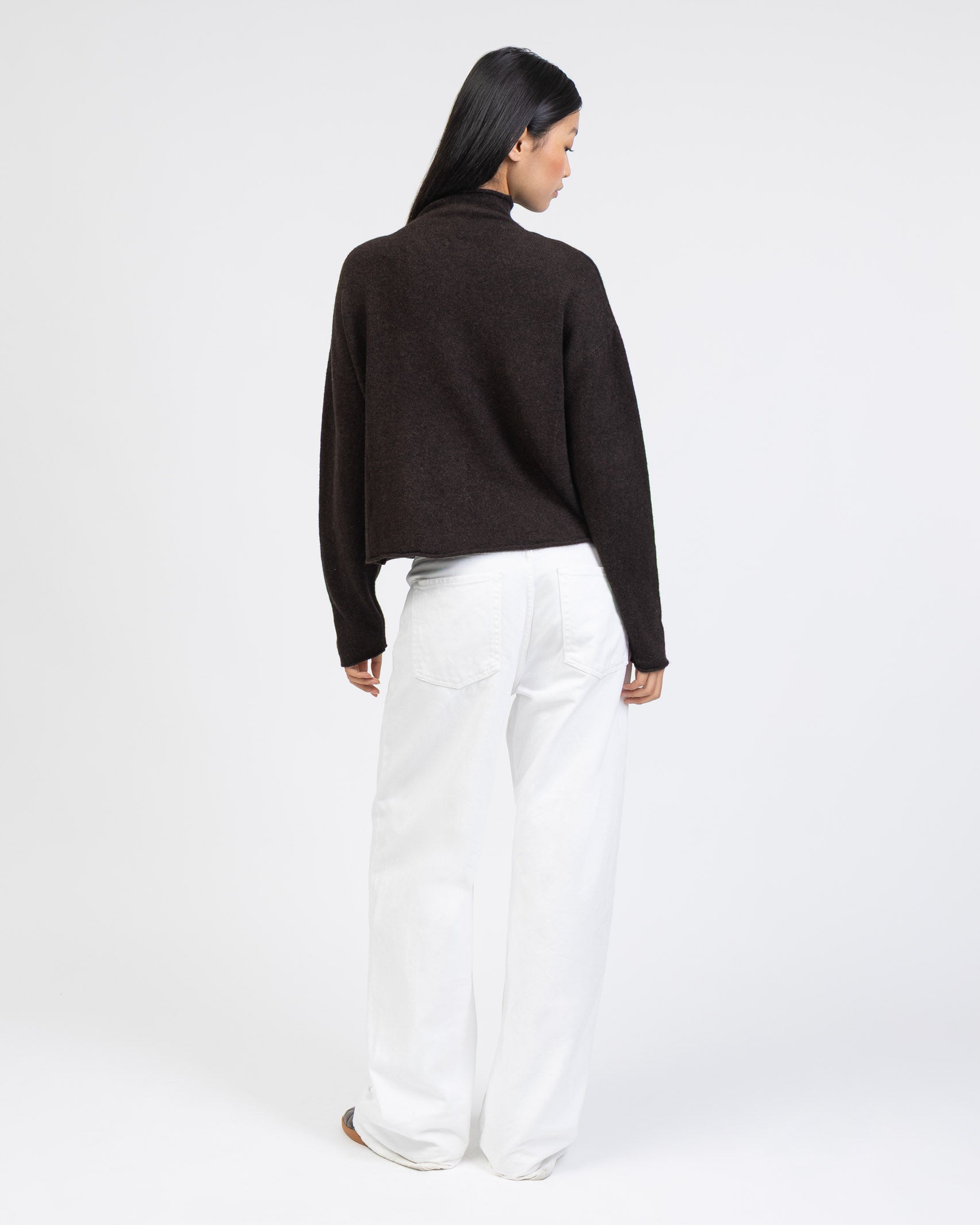 Strickjacke mit Stehkragen von hinten