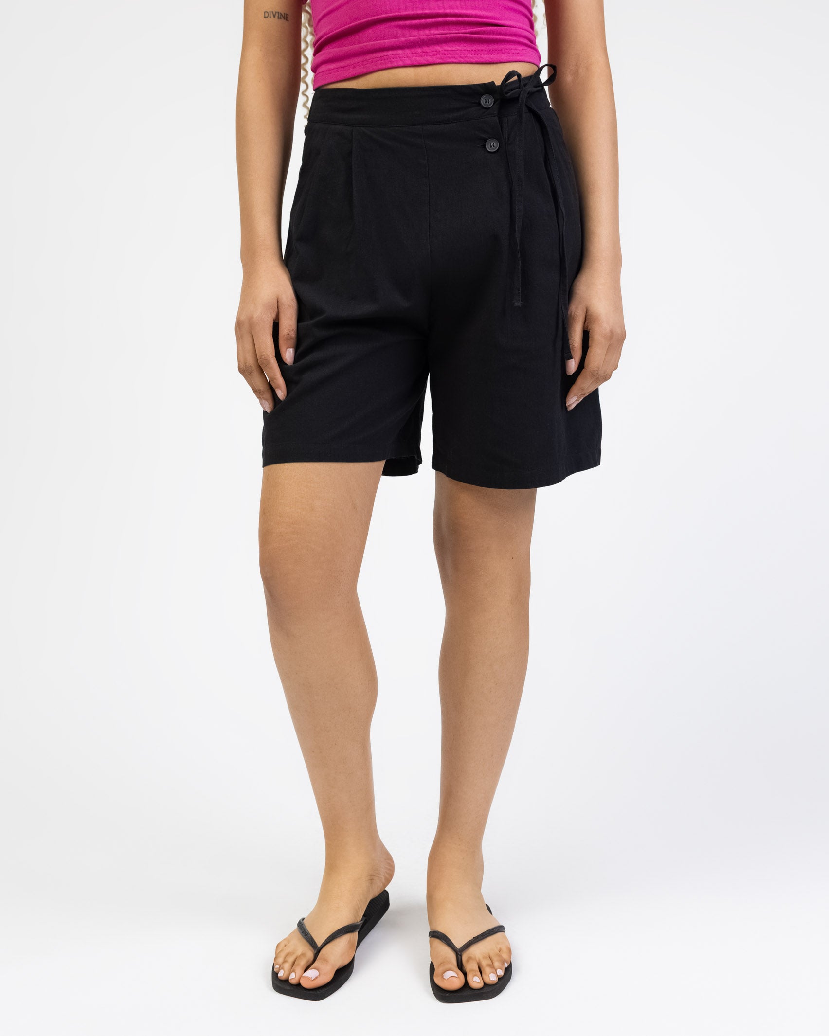 Shorts mit asymmetrischem Knöpfen