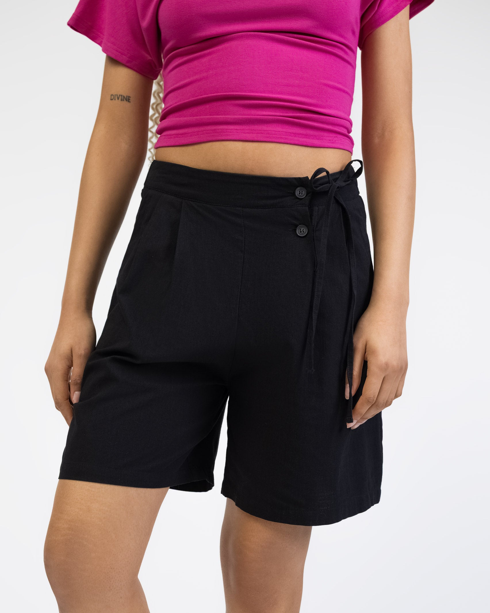 Shorts mit asymmetrischem Knöpfen