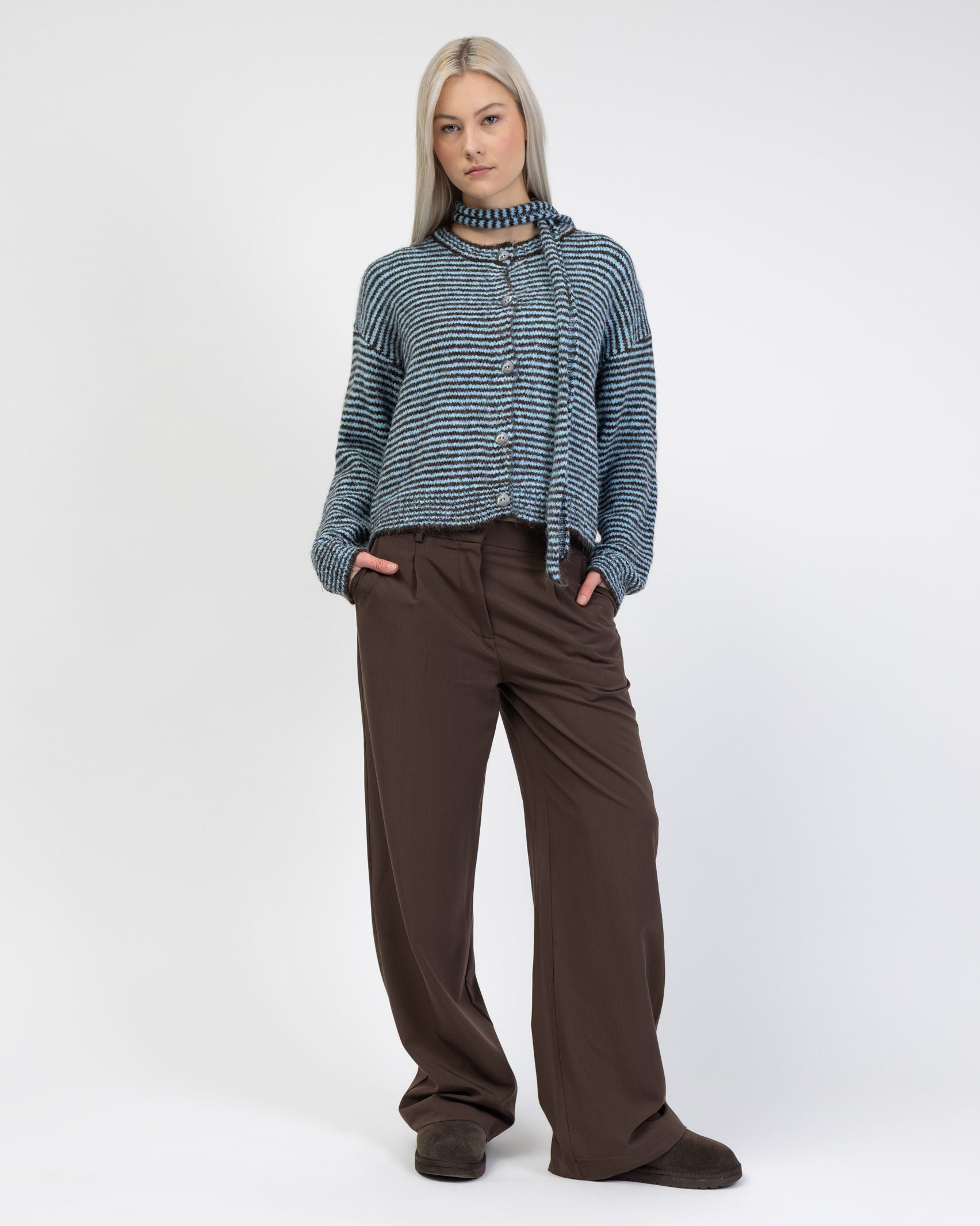 Gestreifte Strickjacke mit Schal