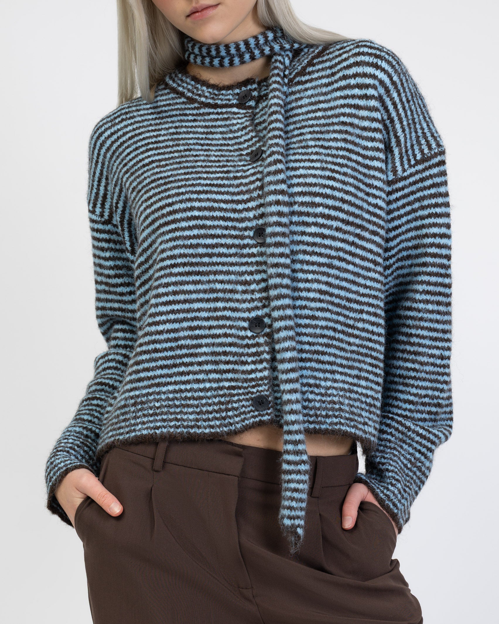 Gestreifte Strickjacke mit Schal