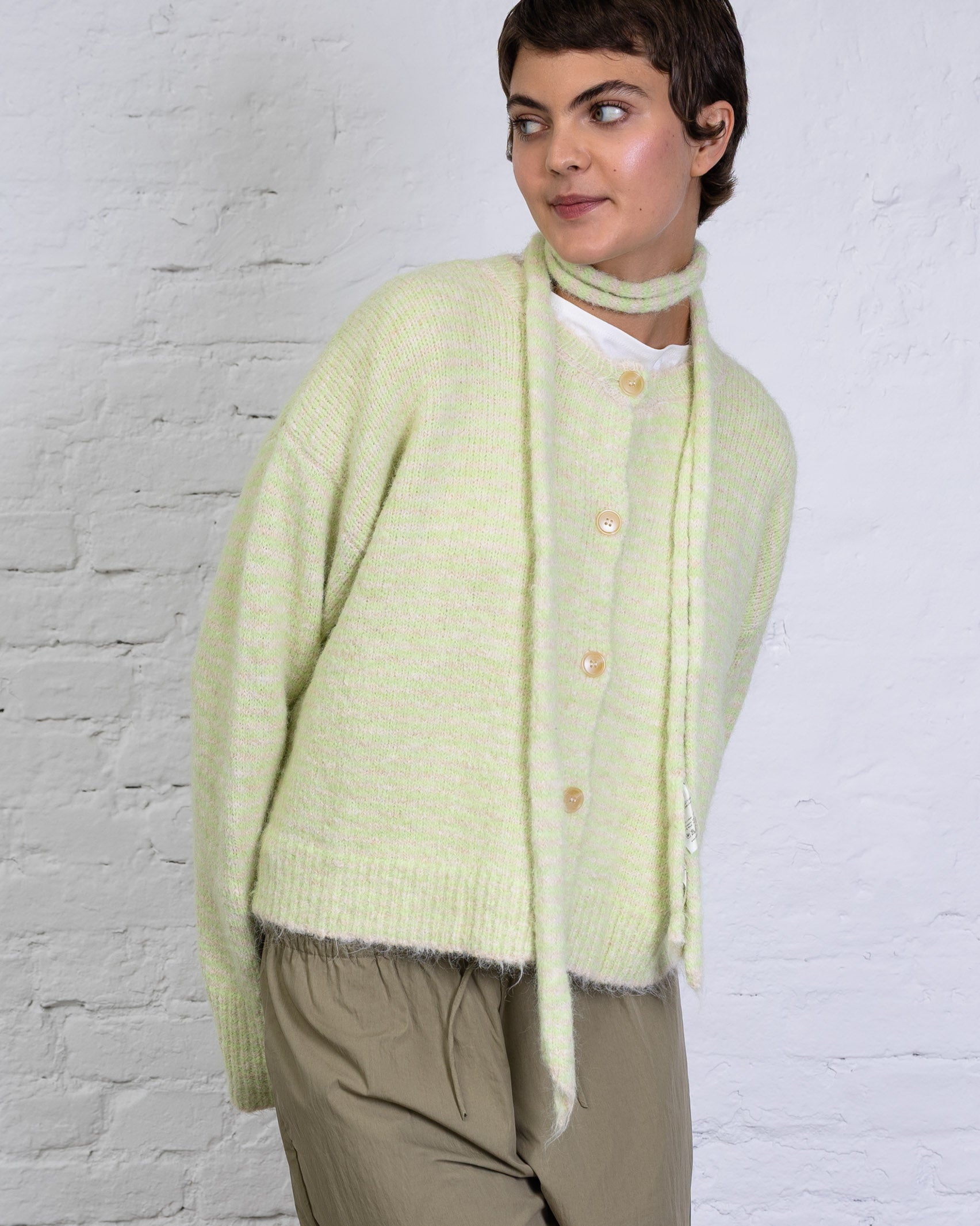 Strickjacke mit dünnen Streifen