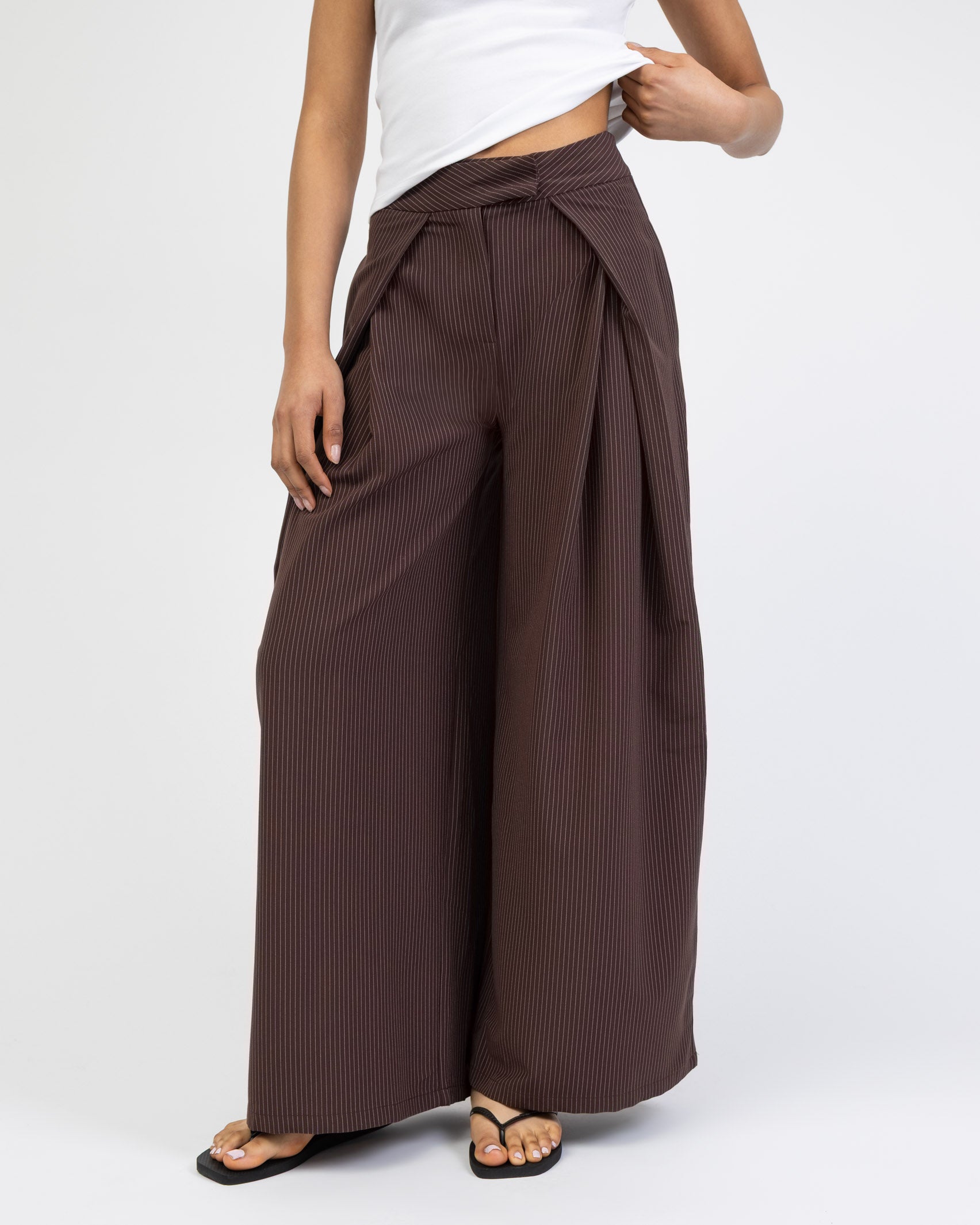 Hose mit doppelten Bundfalten