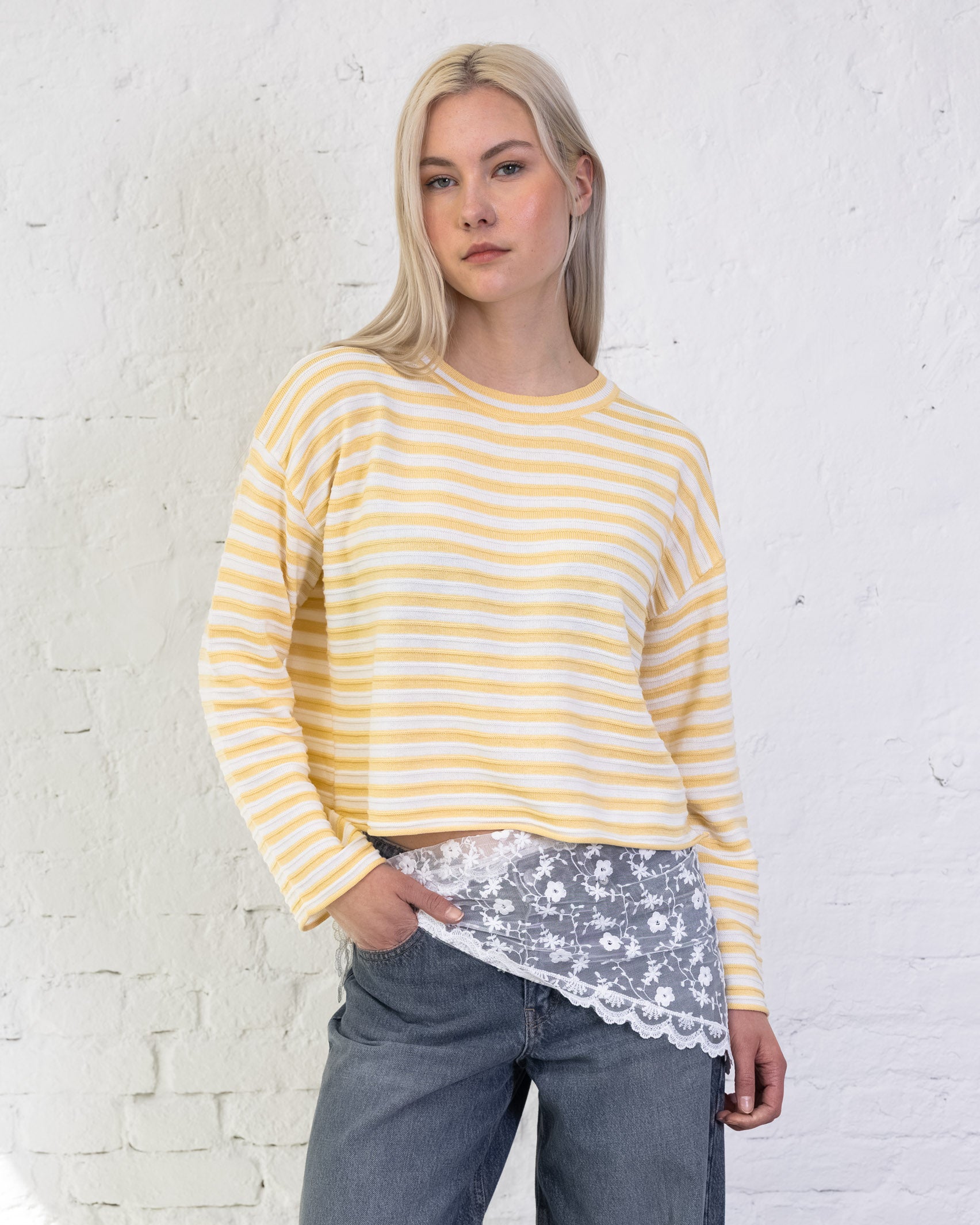 Pullover mit gelb weißen Streifen