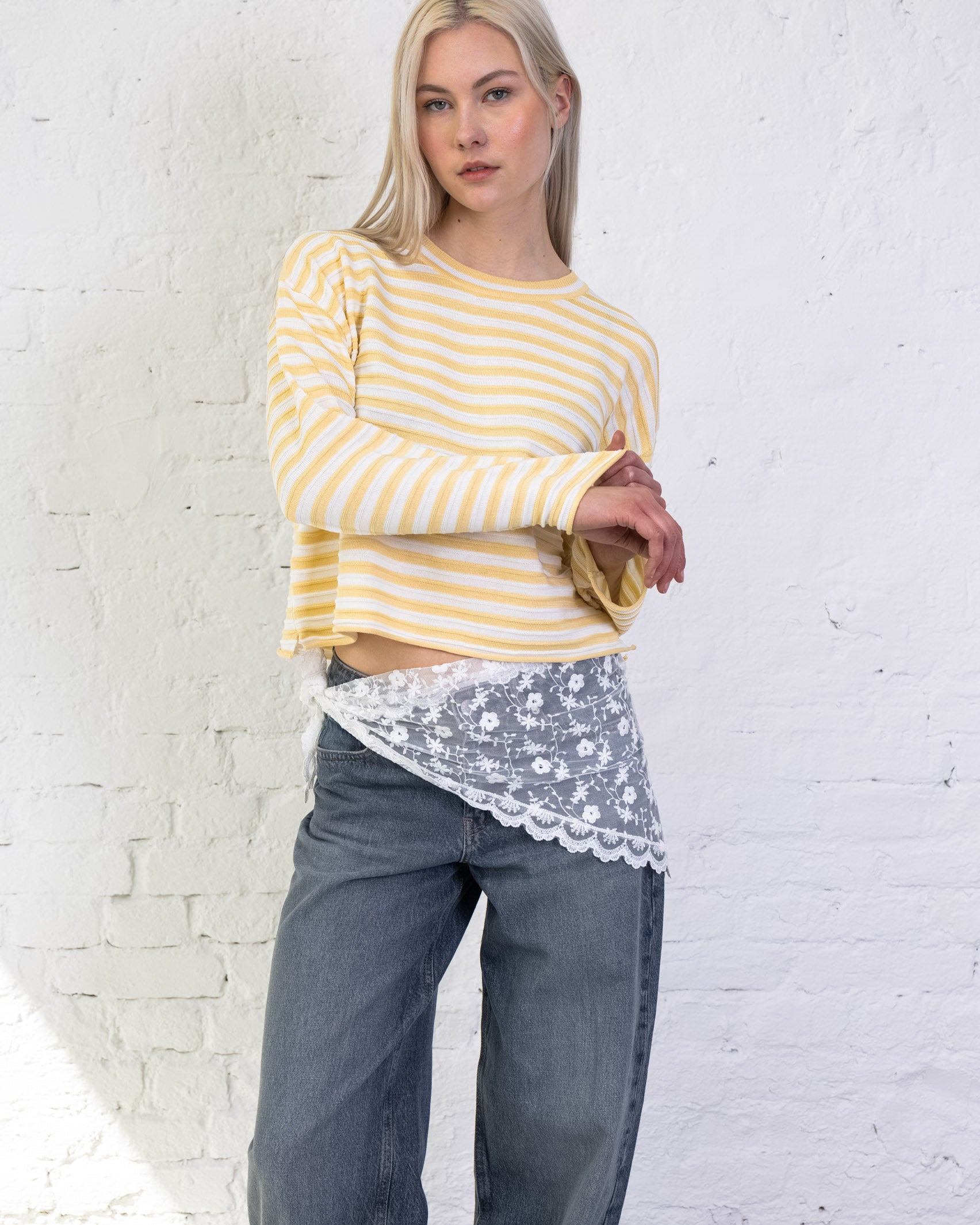 Pullover mit gelb weißen Streifen
