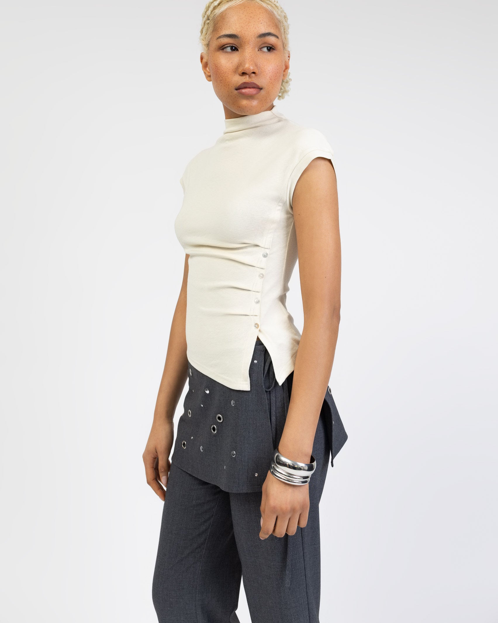 Asymmetrisches Shirt mit hohem Kragen