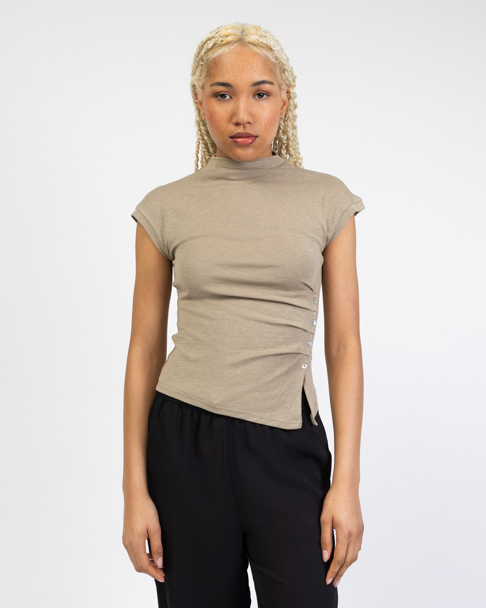 Asymmetrisches Shirt mit hohem Kragen