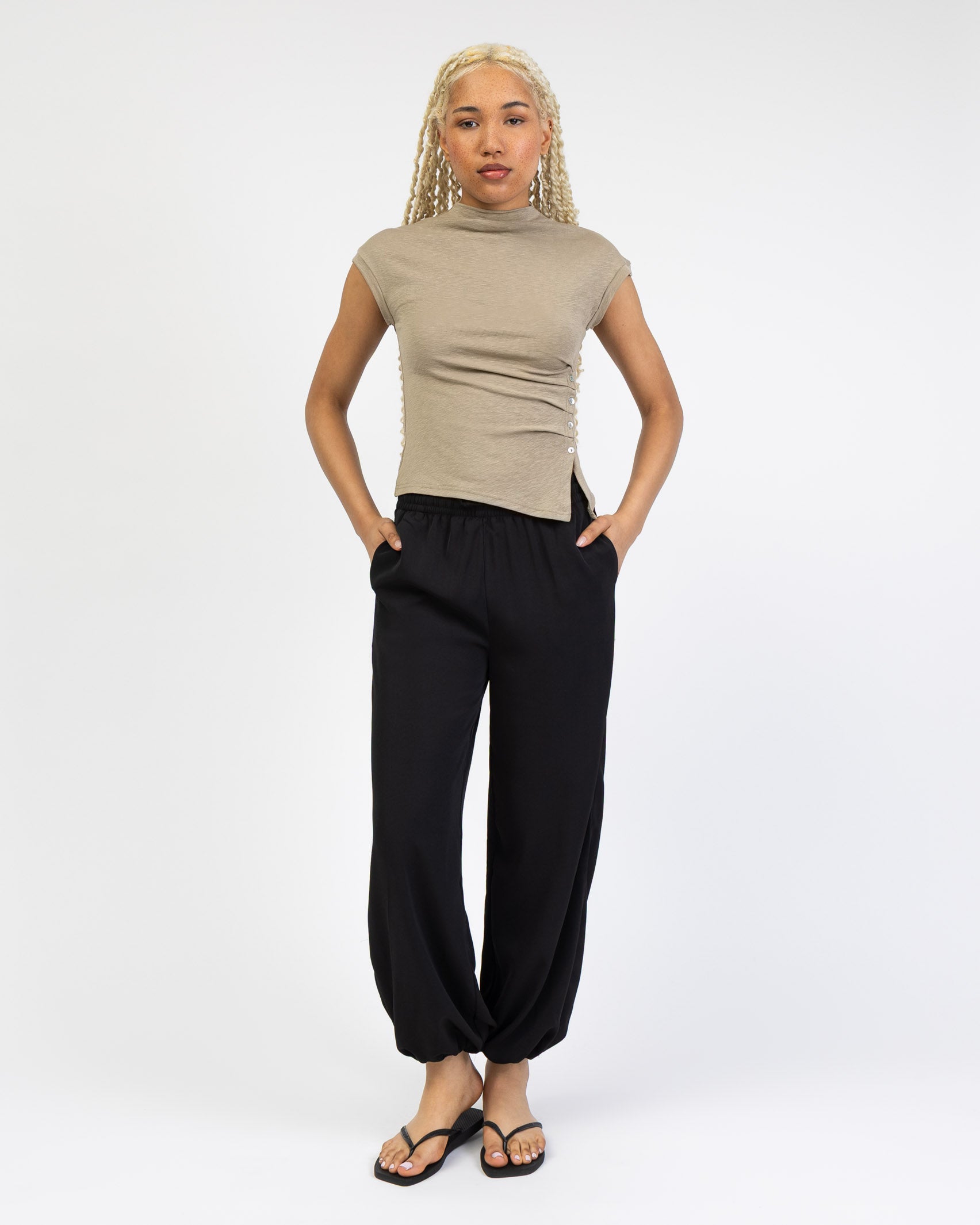 Asymmetrisches Shirt mit hohem Kragen