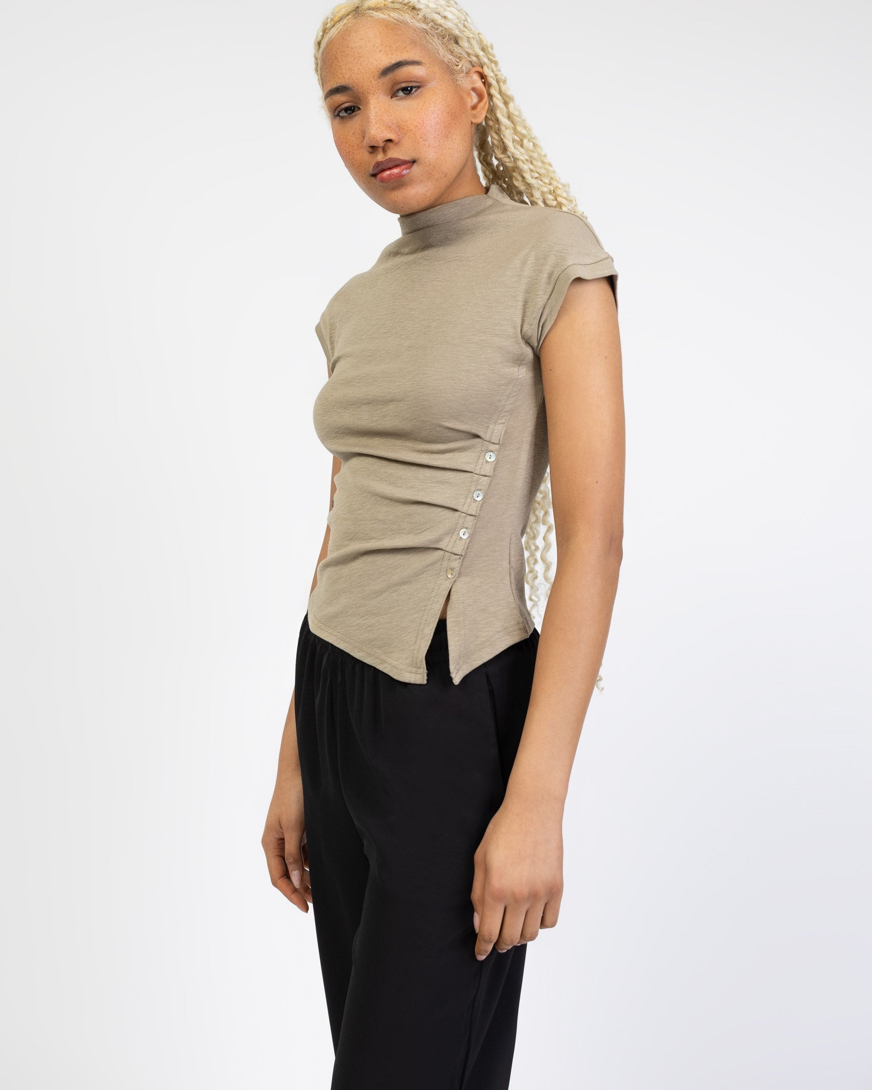 Asymmetrisches Shirt mit hohem Kragen