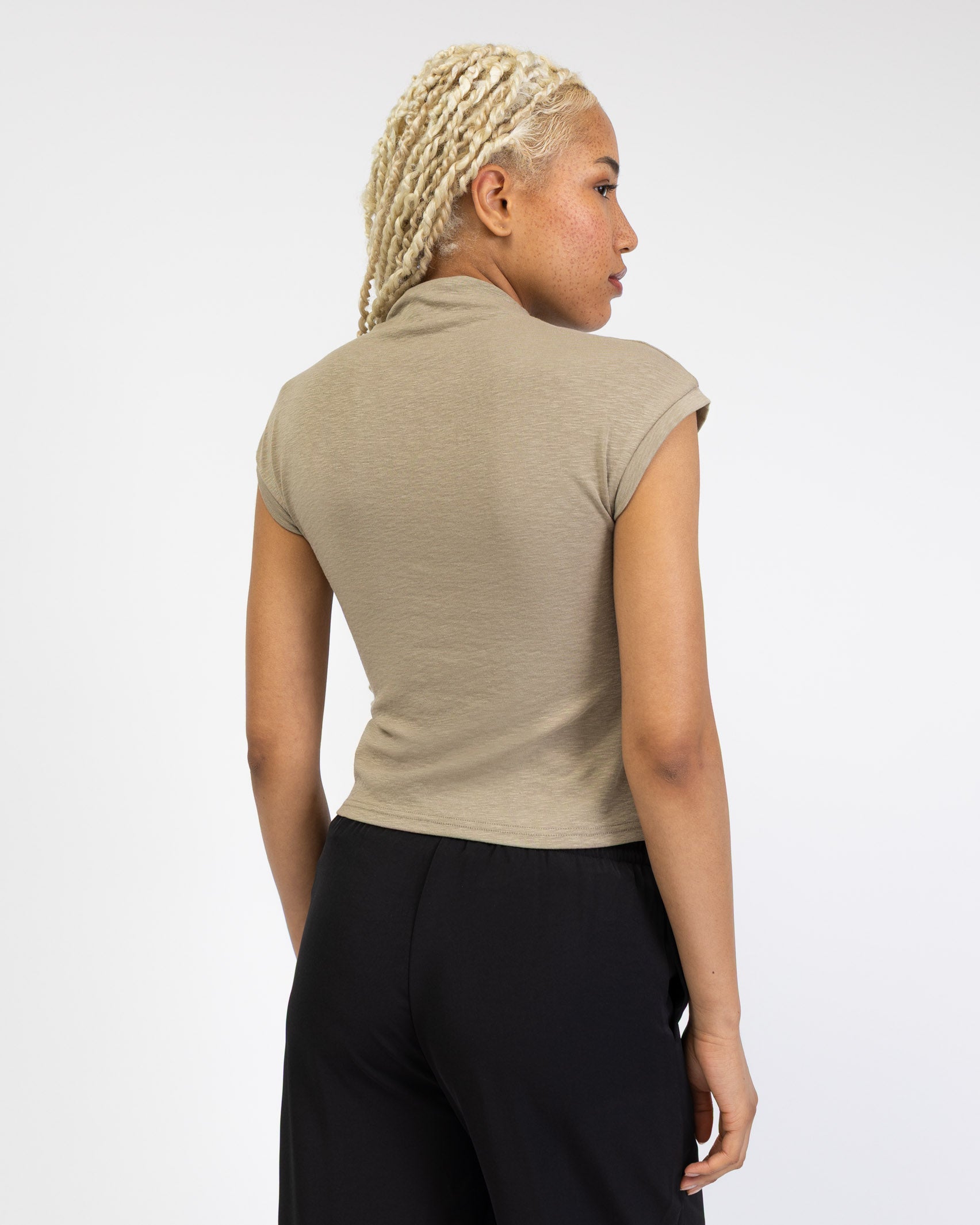 Asymmetrisches Shirt mit hohem Kragen