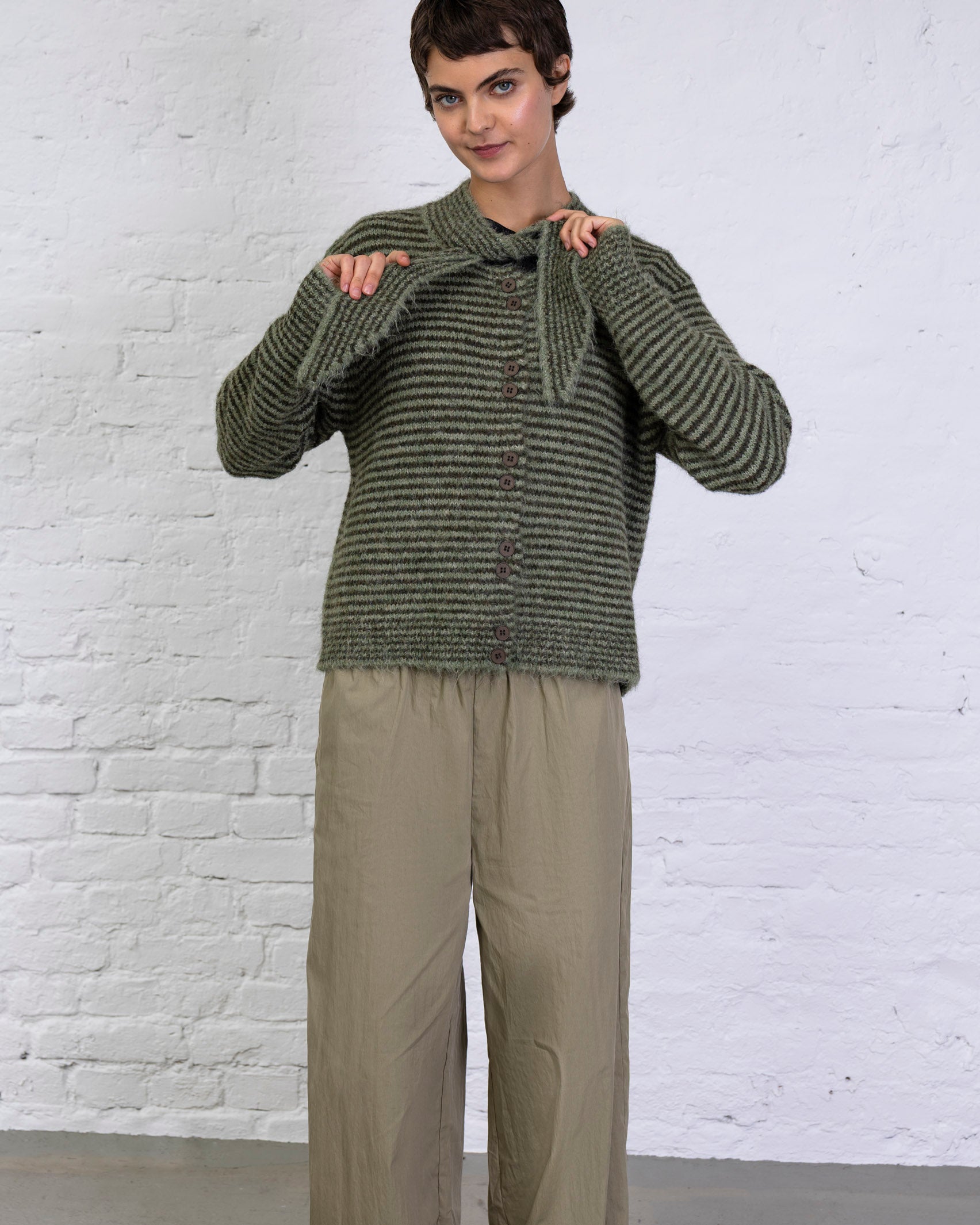 Gestreifte Strickjacke mit Schleifen-Kragen