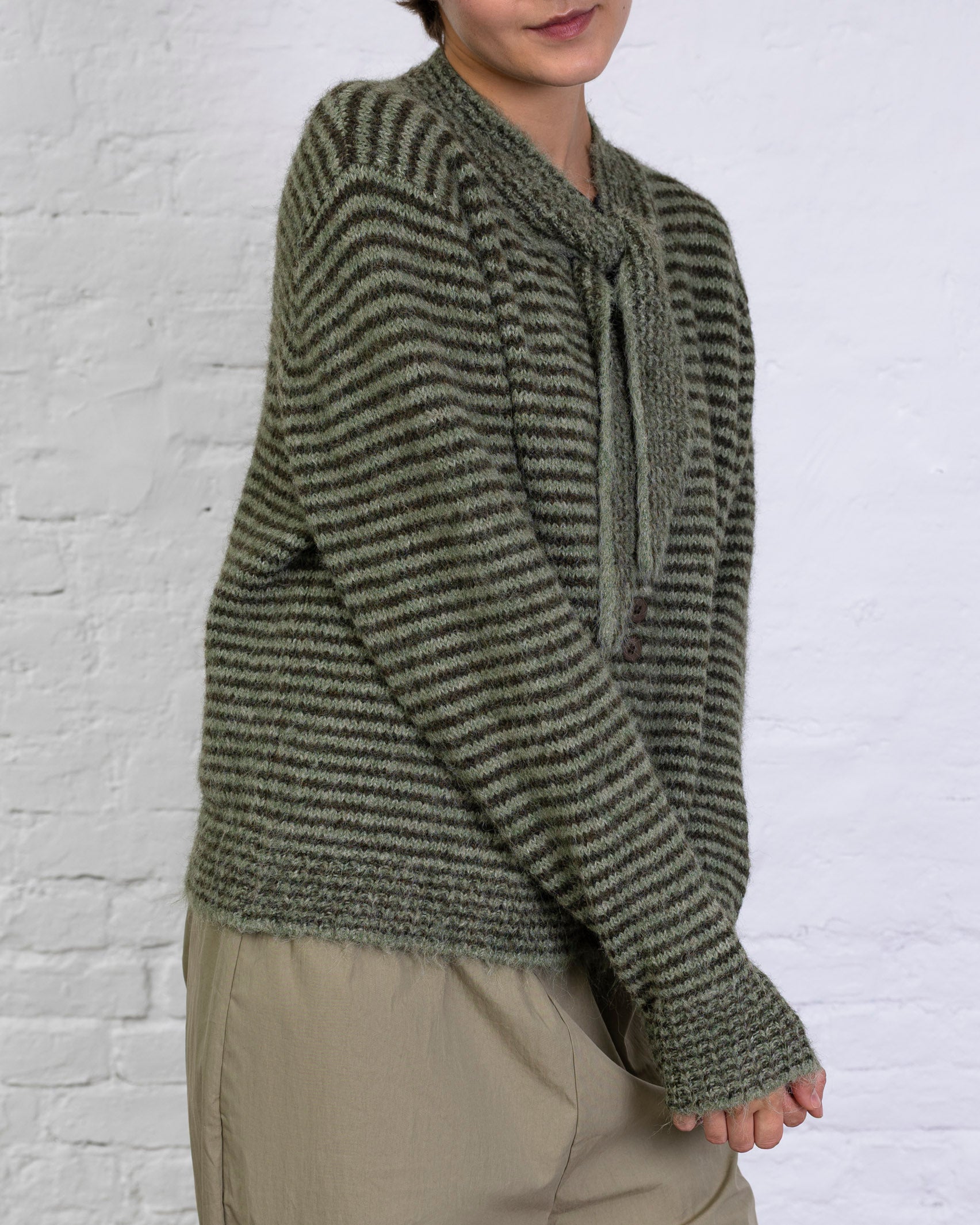 Gestreifte Strickjacke mit Schleifen-Kragen