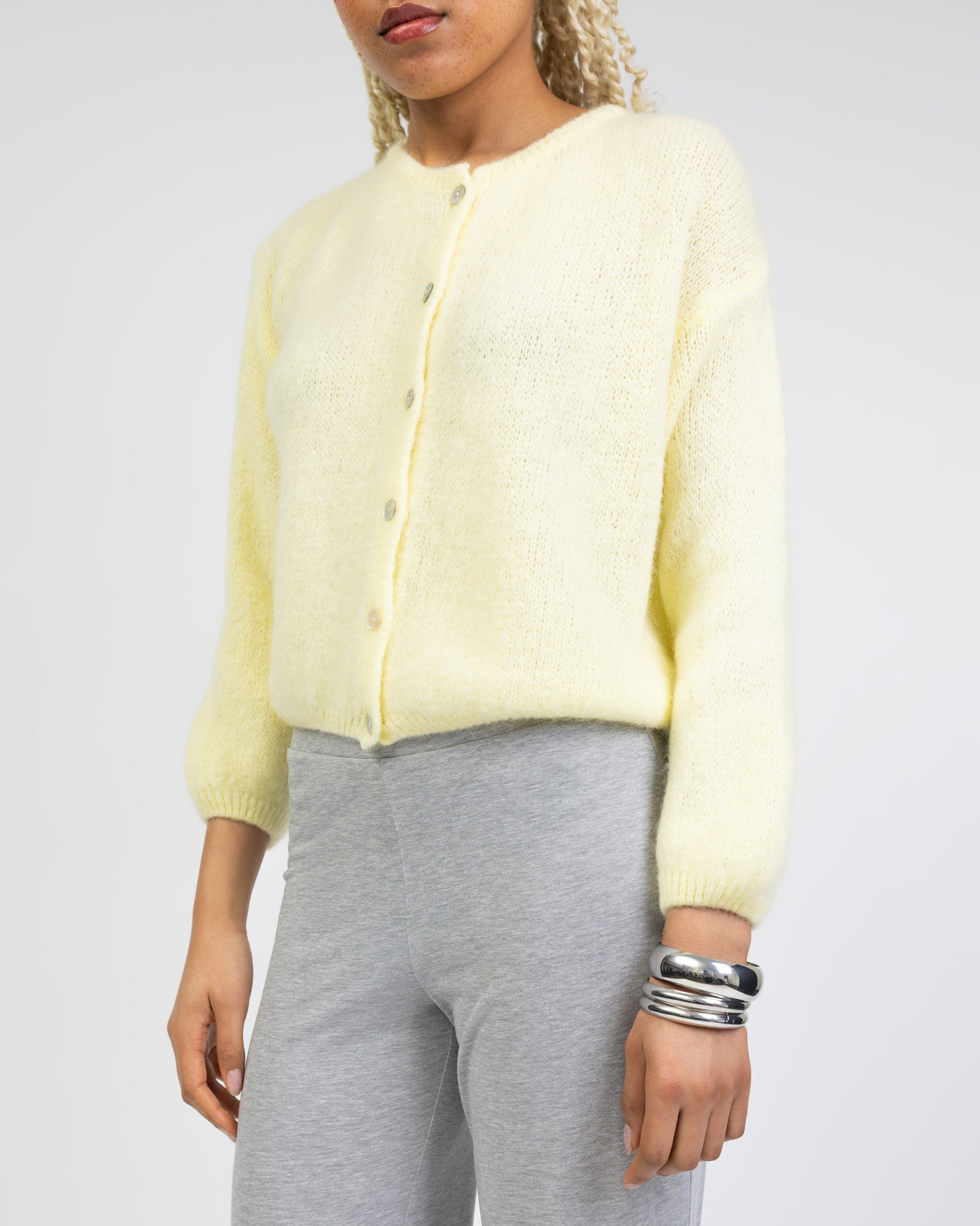 Weiche einfarbige Strickjacke