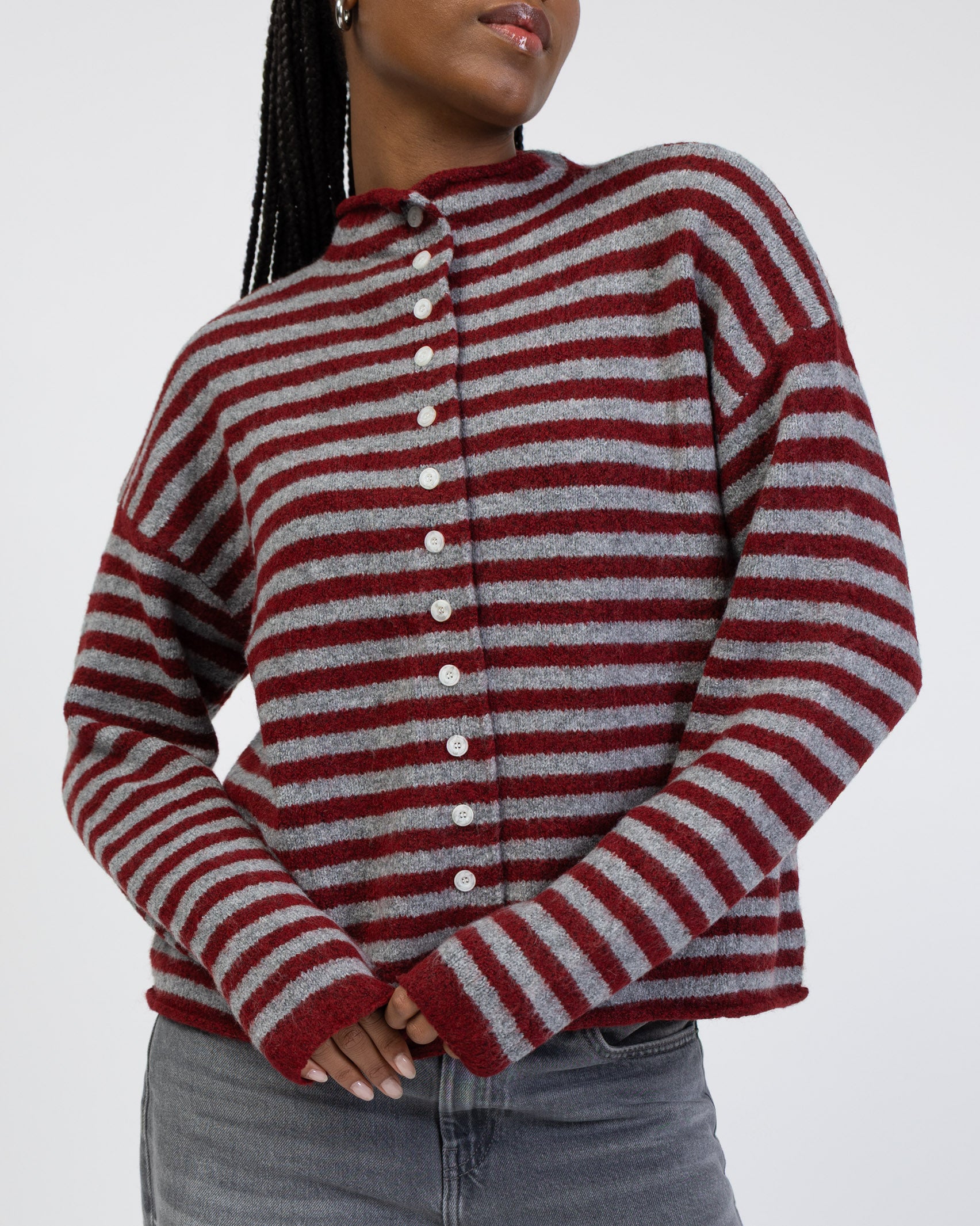 Gestreifte Strickjacke mit Stehkragen