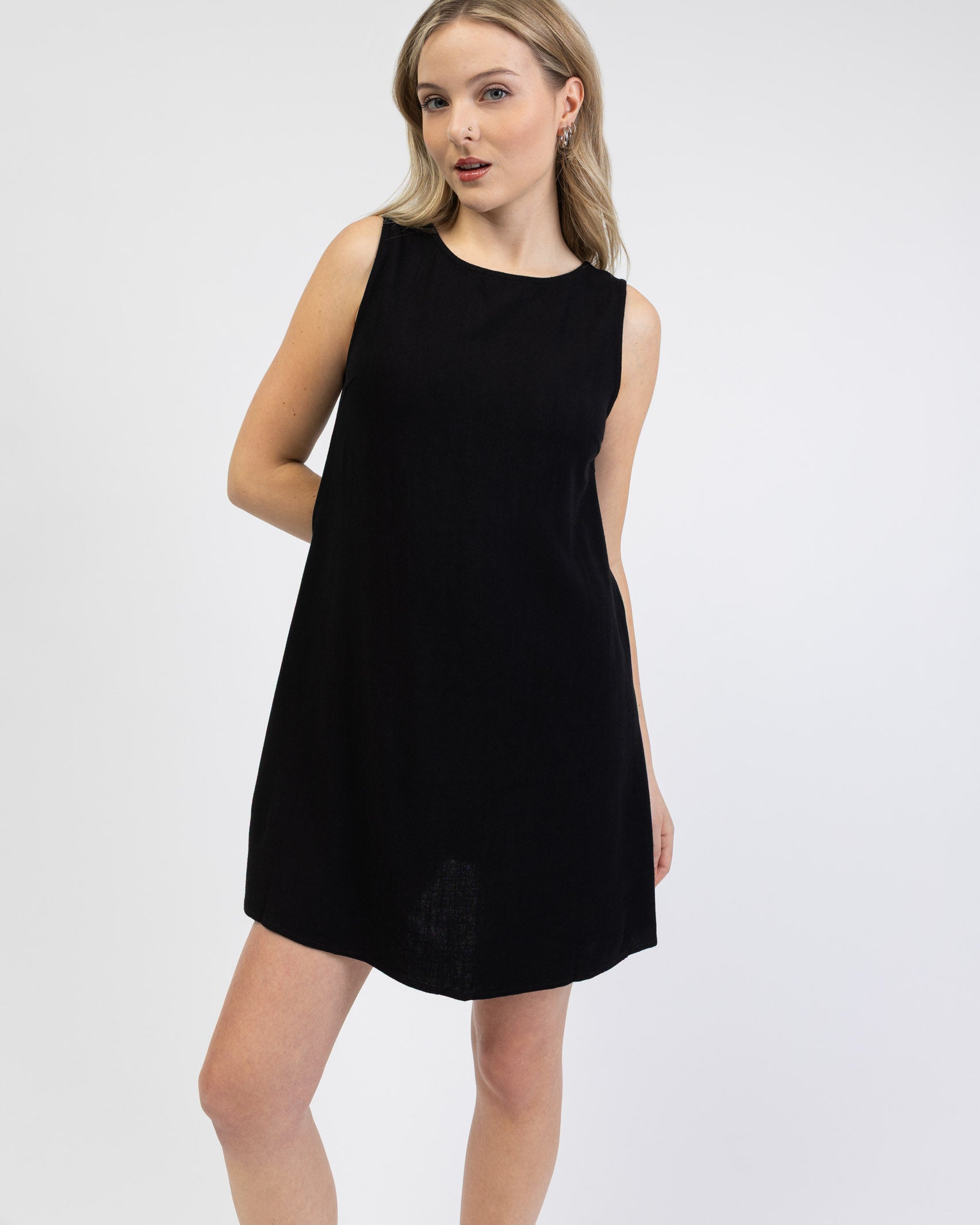 Rückenfreies Minikleid aus Leinen-Mix