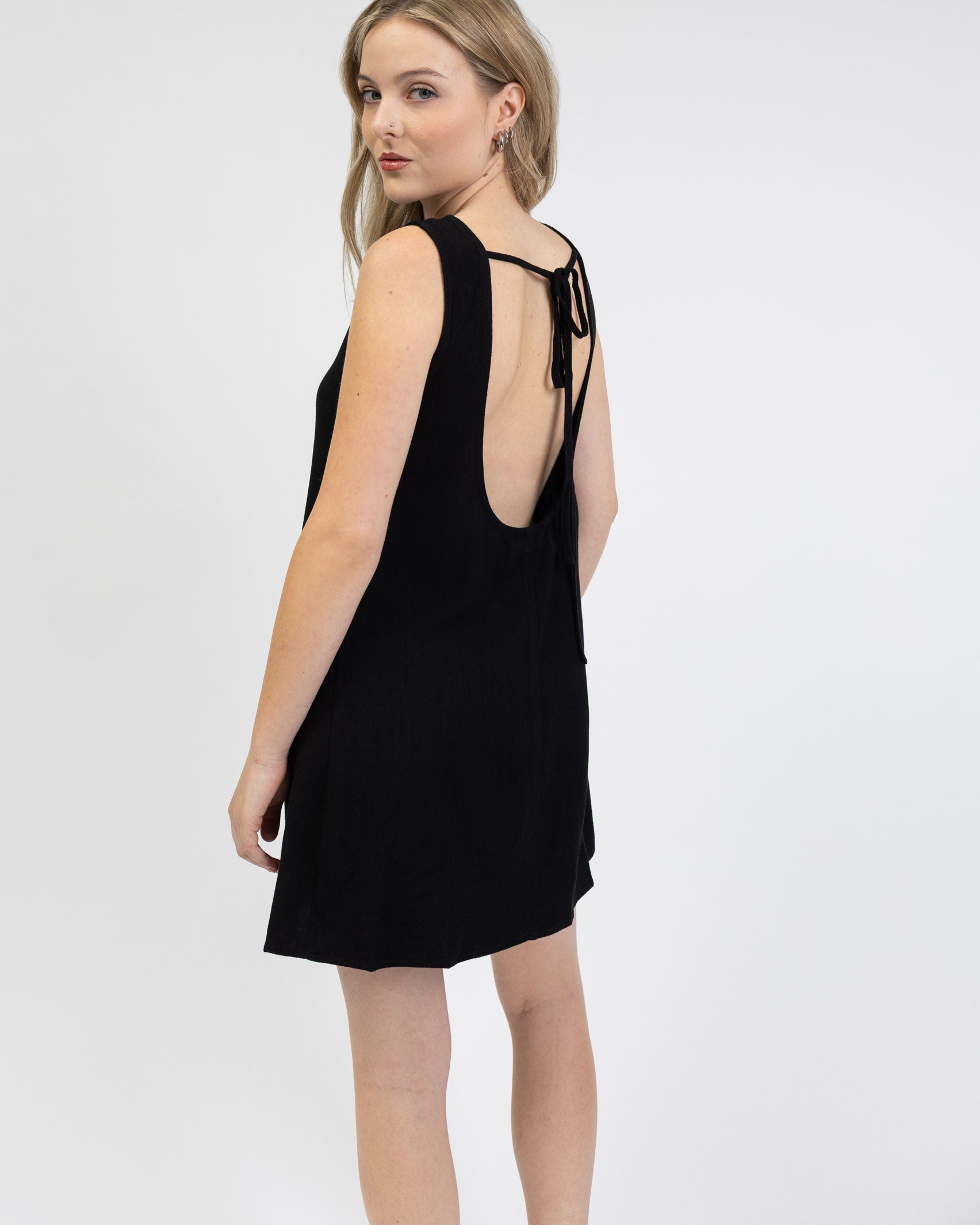 Rückenfreies Minikleid aus Leinen-Mix