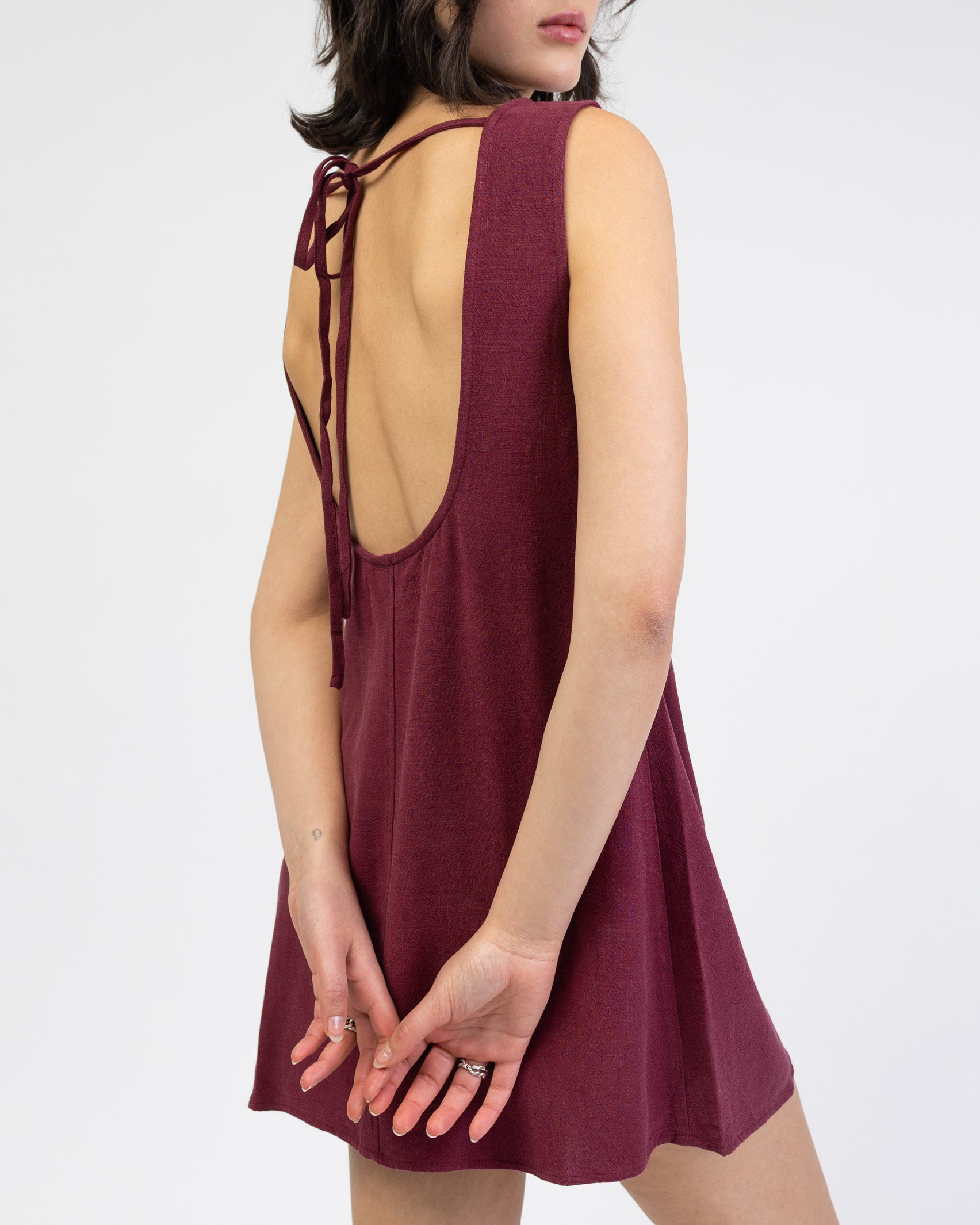 Rückenfreies Minikleid aus Leinen-Mix