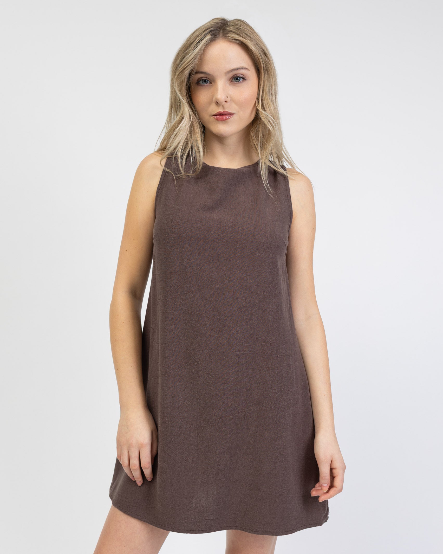 Rückenfreies Minikleid aus Leinen-Mix