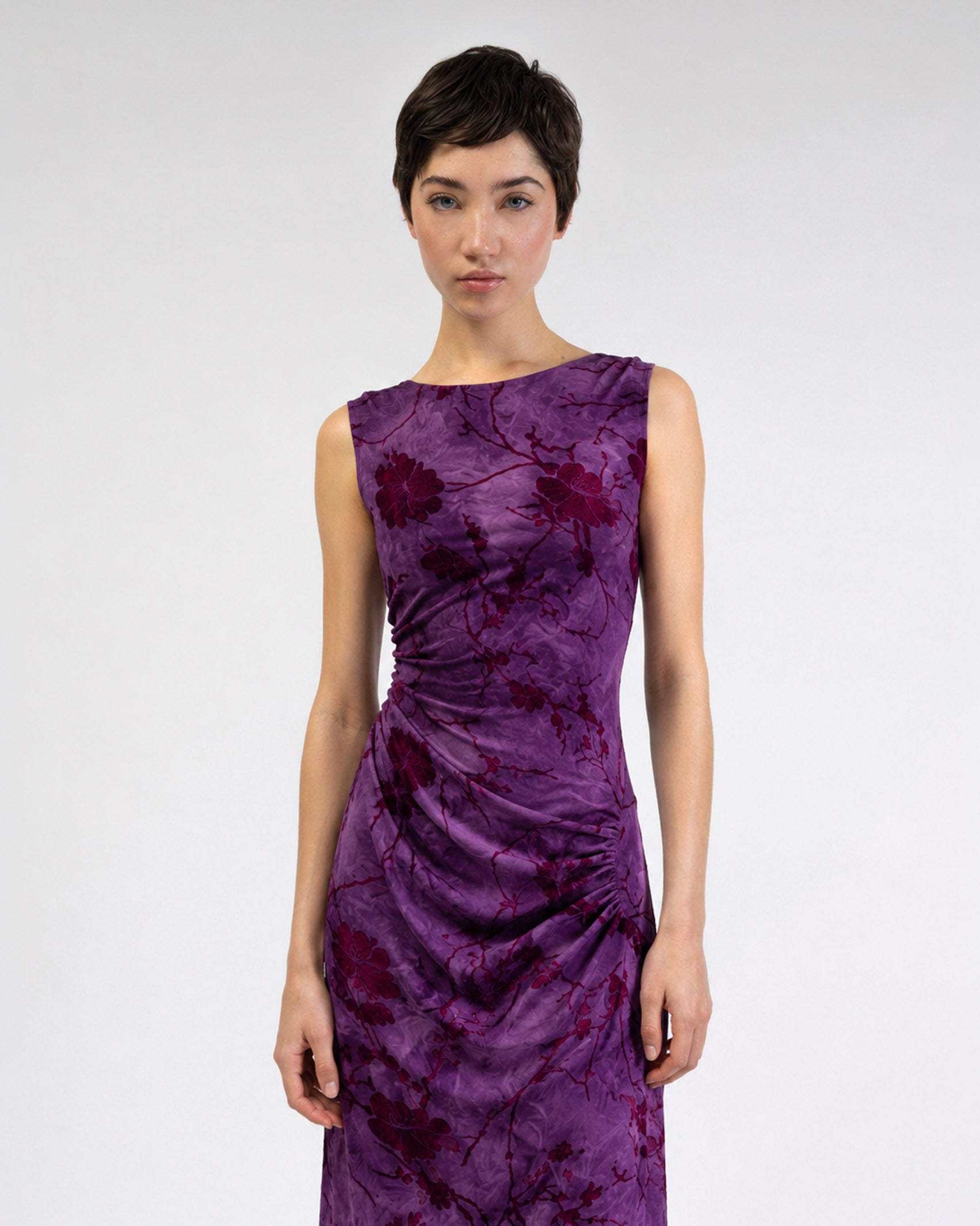Gerafftes Kleid mit Blumenprint aus Samt