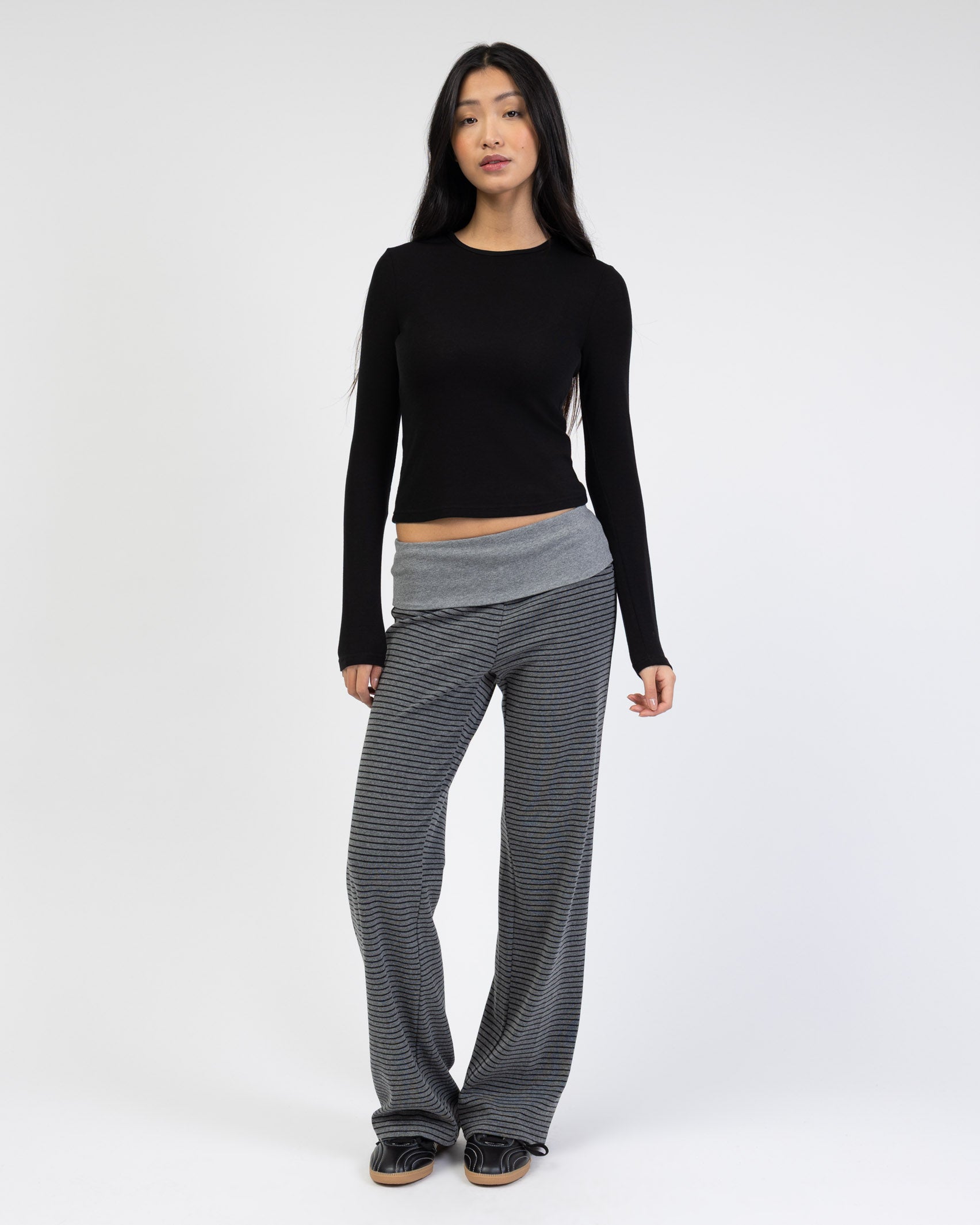 Gestreifte Hose mit gefaltetem Bund