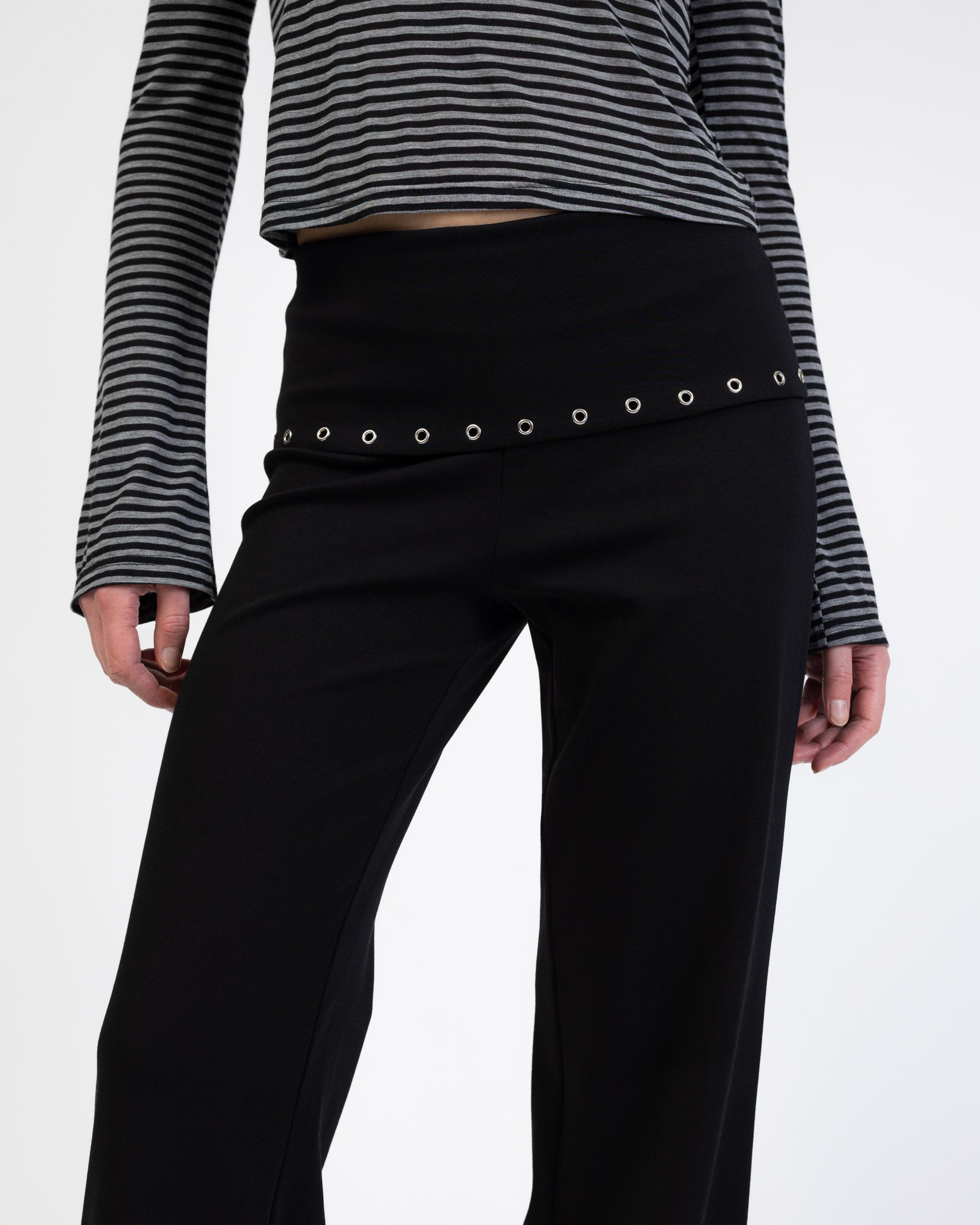 Hose mit gefaltetem Bund mit Ösen