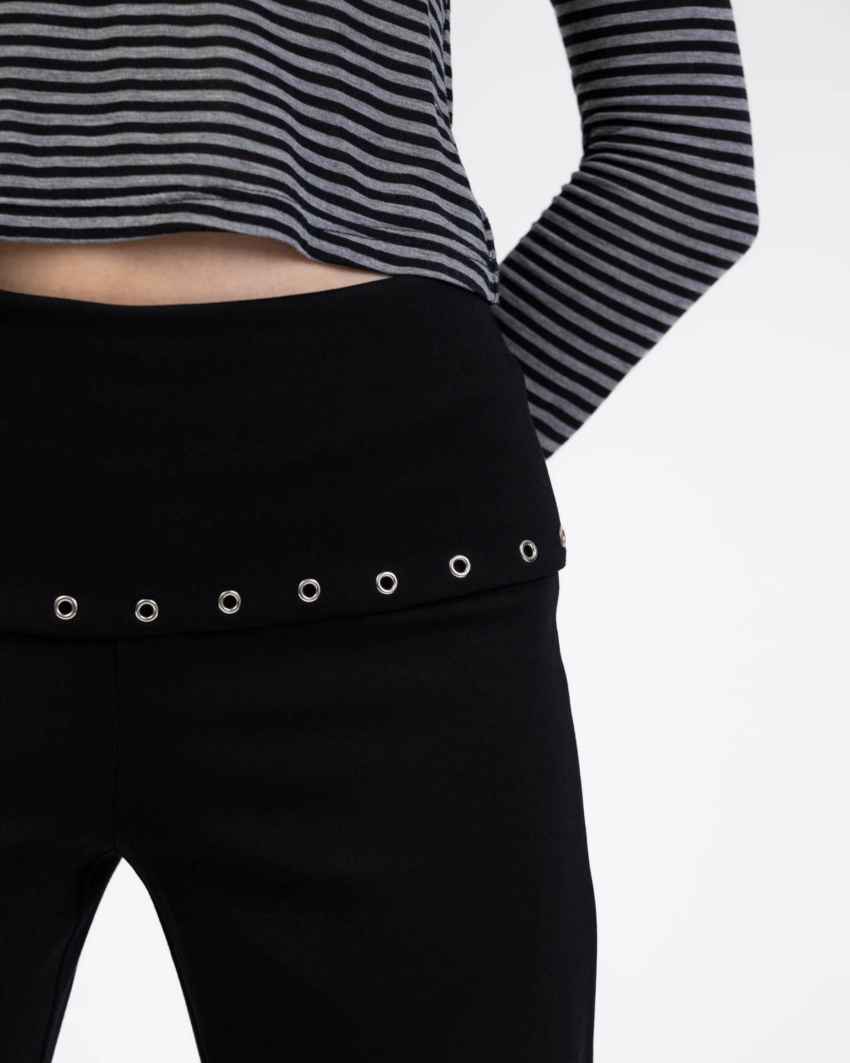 Hose mit gefaltetem Bund mit Ösen