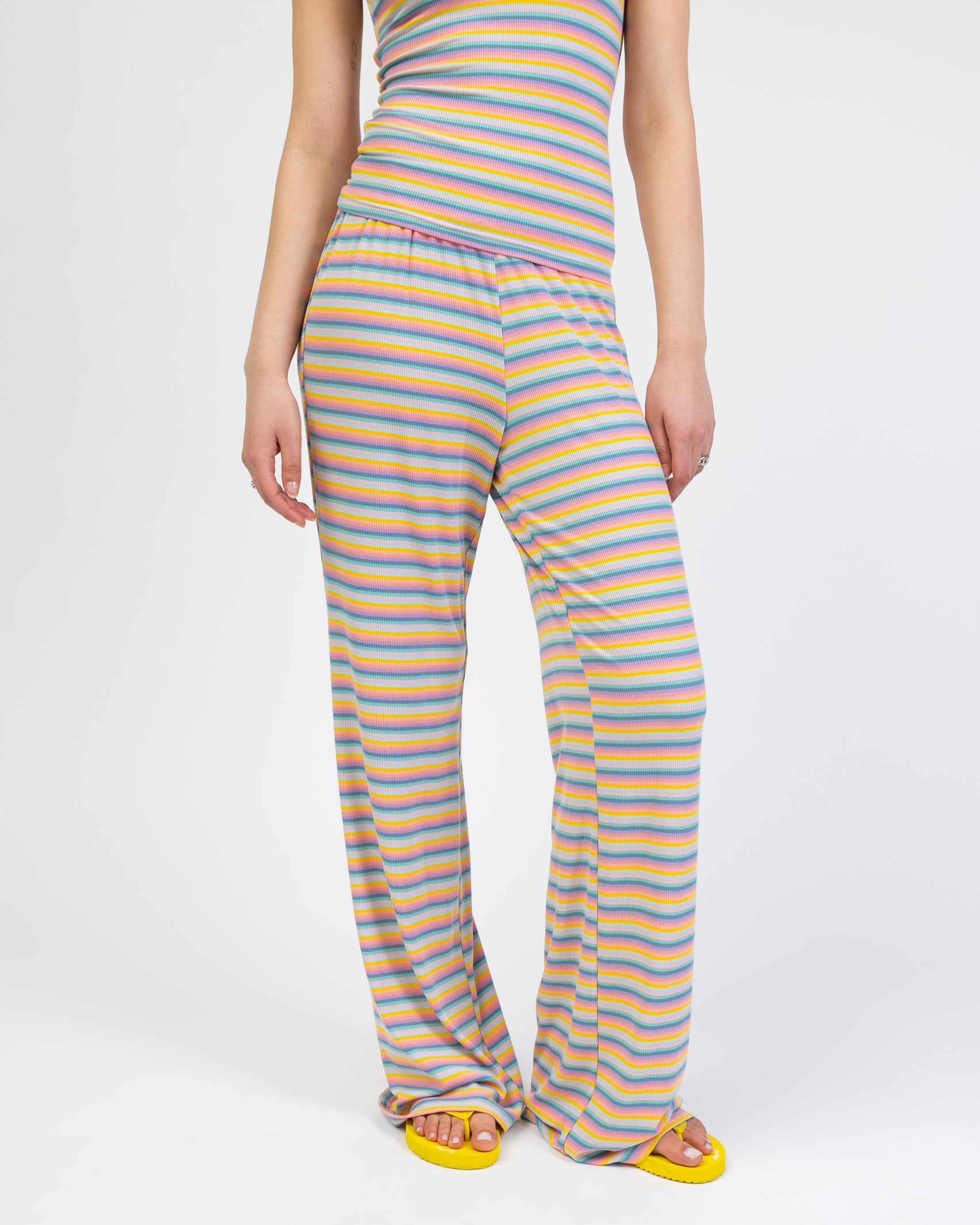 Hose in Regenbogenfarben