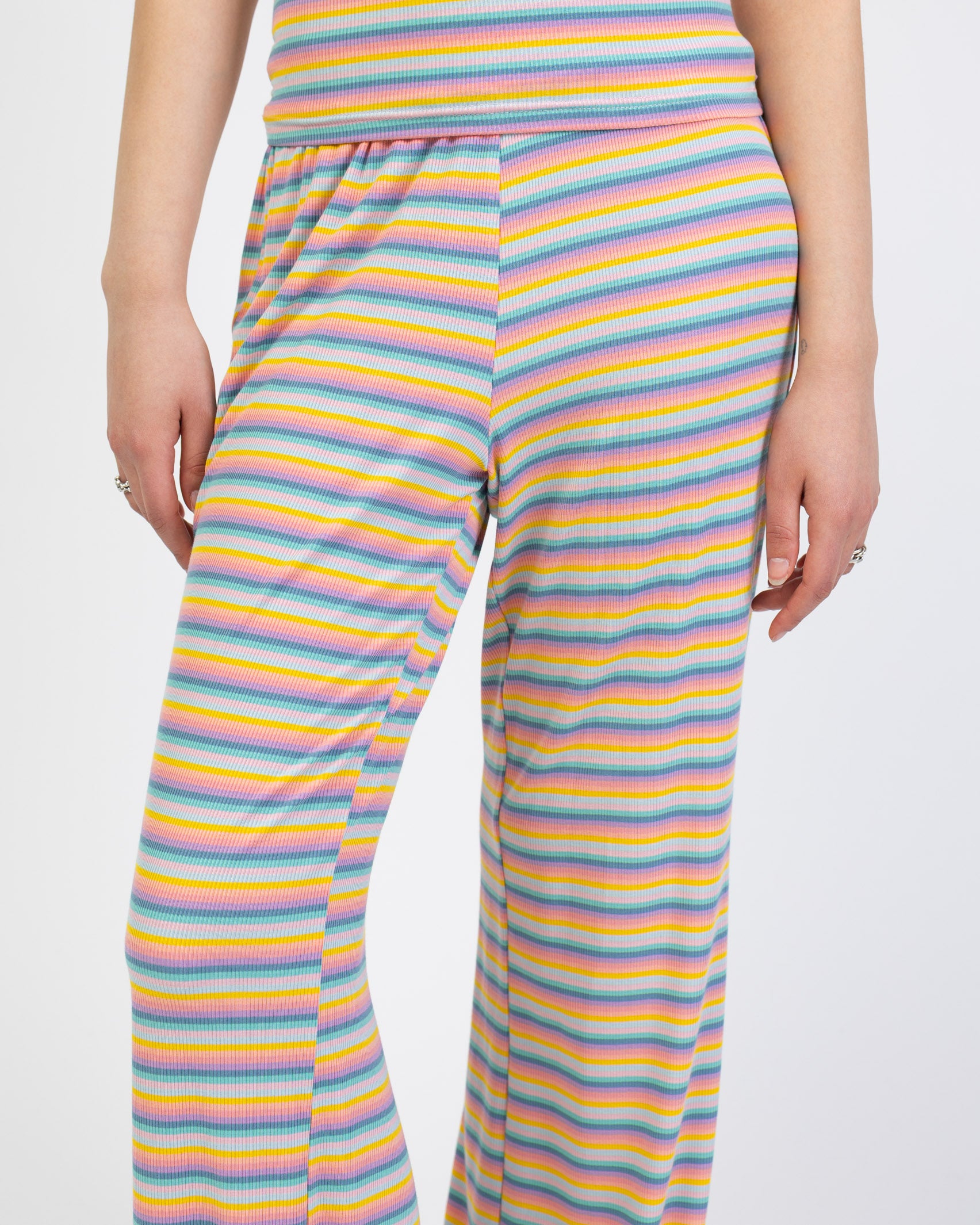 Hose in Regenbogenfarben